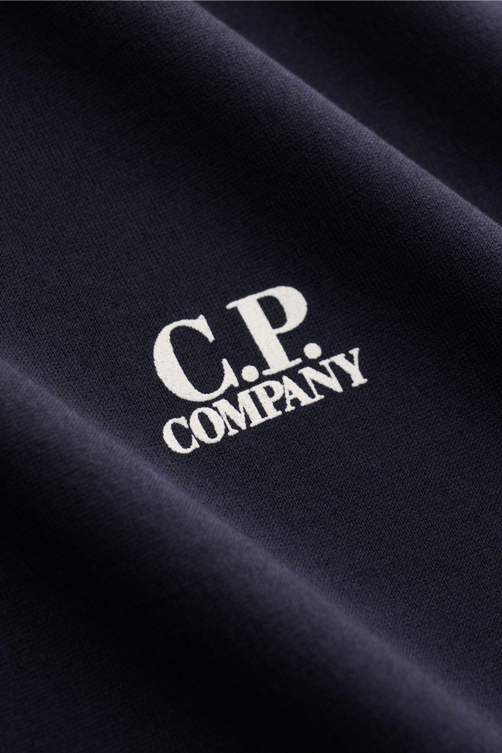 C.P. Company Rundhals-T-Shirt navy aus mercerisierter Baumwolle mit weichem Griff, Slim Fit, Rundhalsausschnitt und Logo-Print, Nahaufnahme.