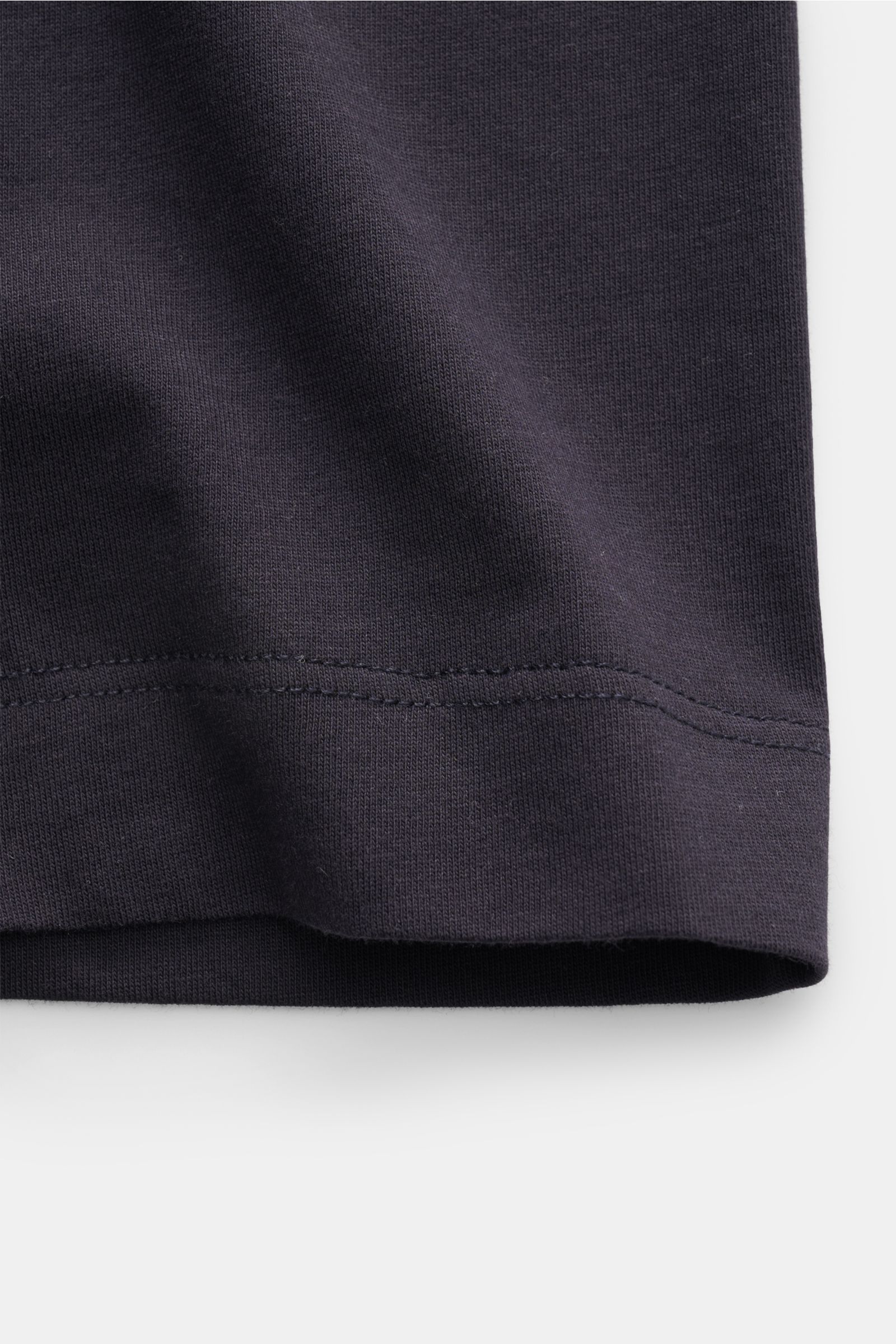 C.P. Company T-Shirt dark navy, Nahaufnahme der Stoffstruktur und Saum, reine Baumwolle, weicher Griff, Slim Fit, Rundhalsausschnitt, Logo-Print Brust, großer Backprint.