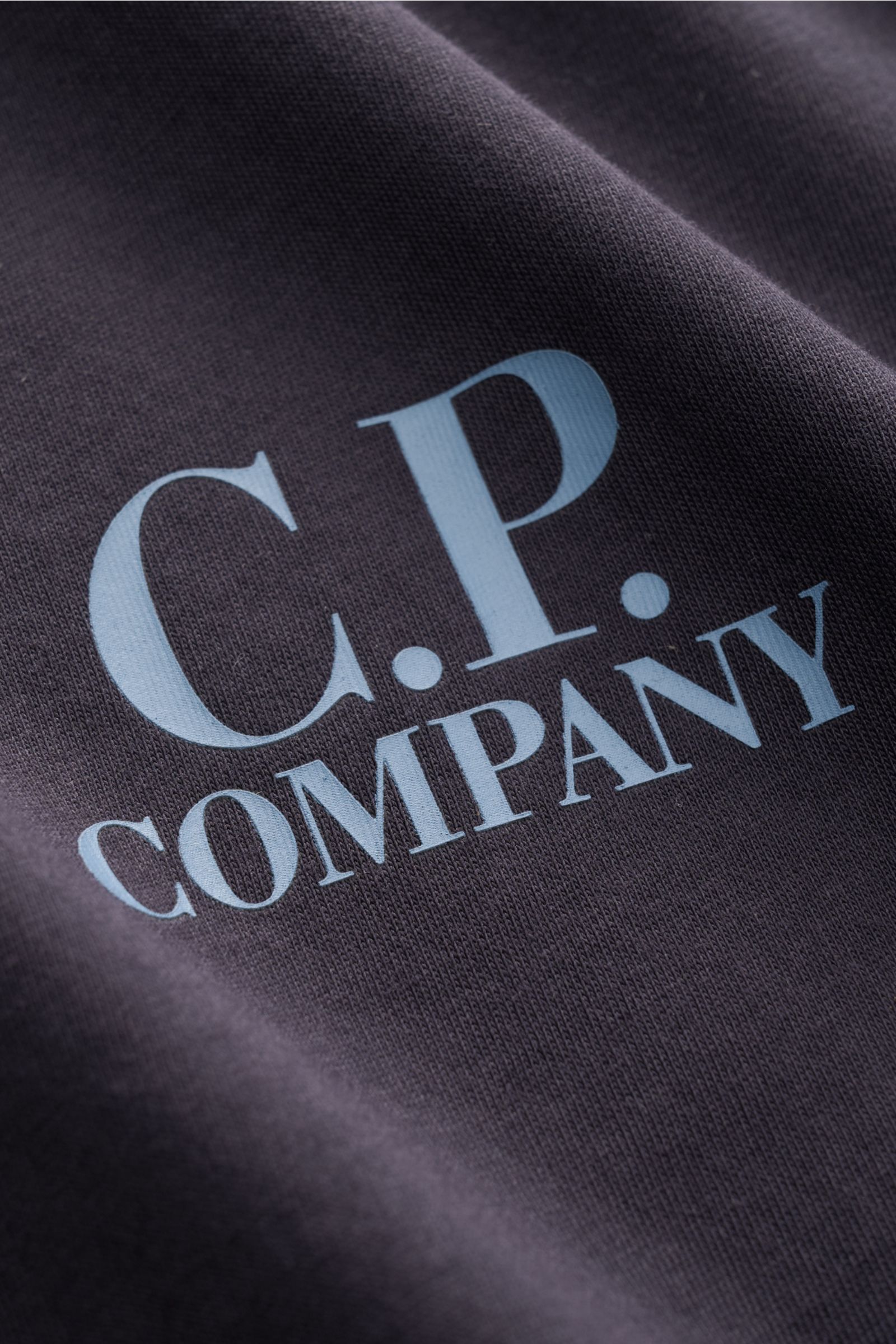 Nahaufnahme des dunkelblauen C.P. Company T-Shirt dark navy mit großem Backprint, weichem Griff aus reiner Baumwolle, Slim Fit und Rundhalsausschnitt.