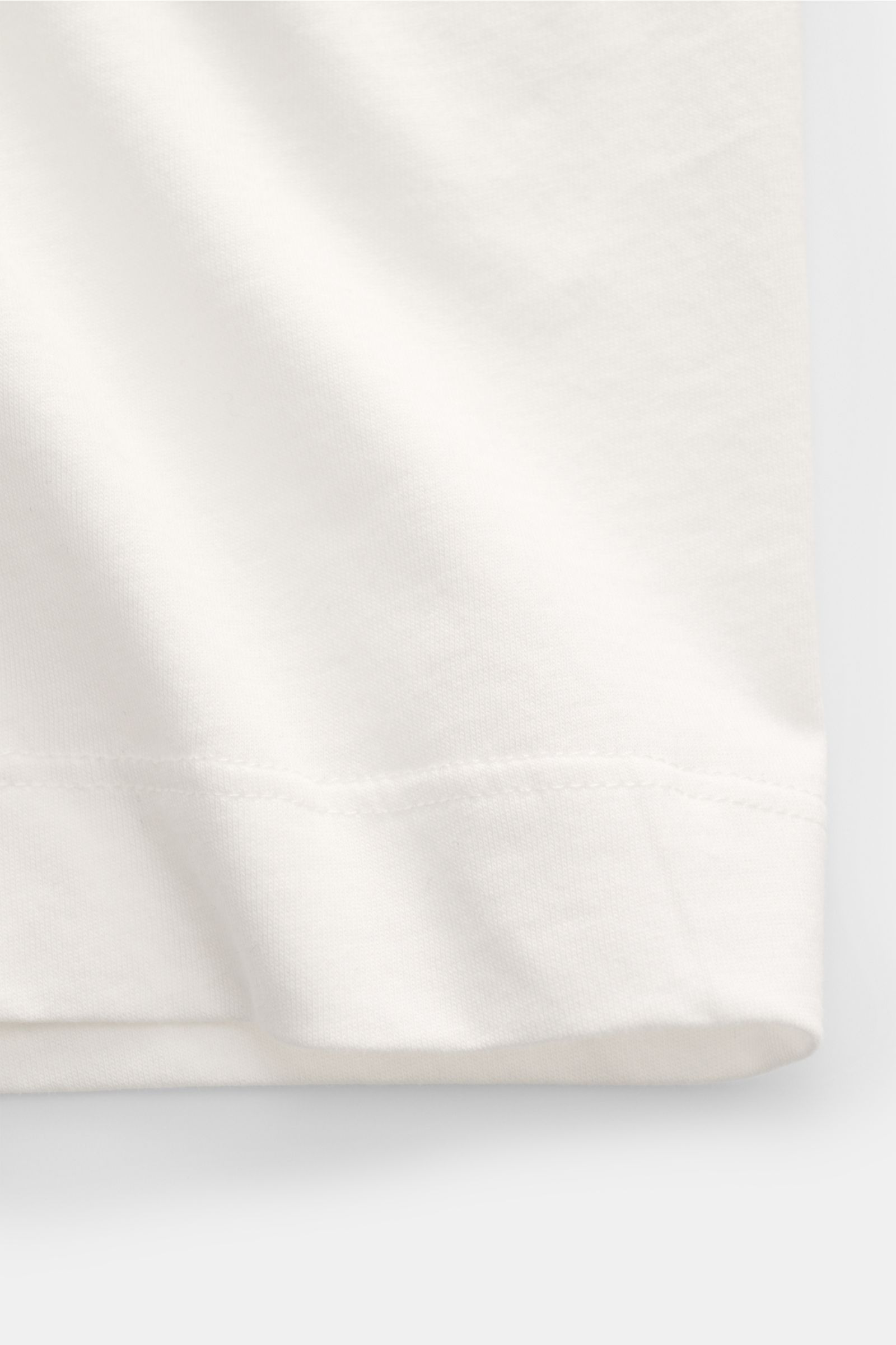 C.P. Company T-Shirt offwhite, Rückansicht mit großem Backprint, Slim Fit, Rundhalsausschnitt, reine Baumwolle, weicher Griff, Logo auf Brust sichtbar.