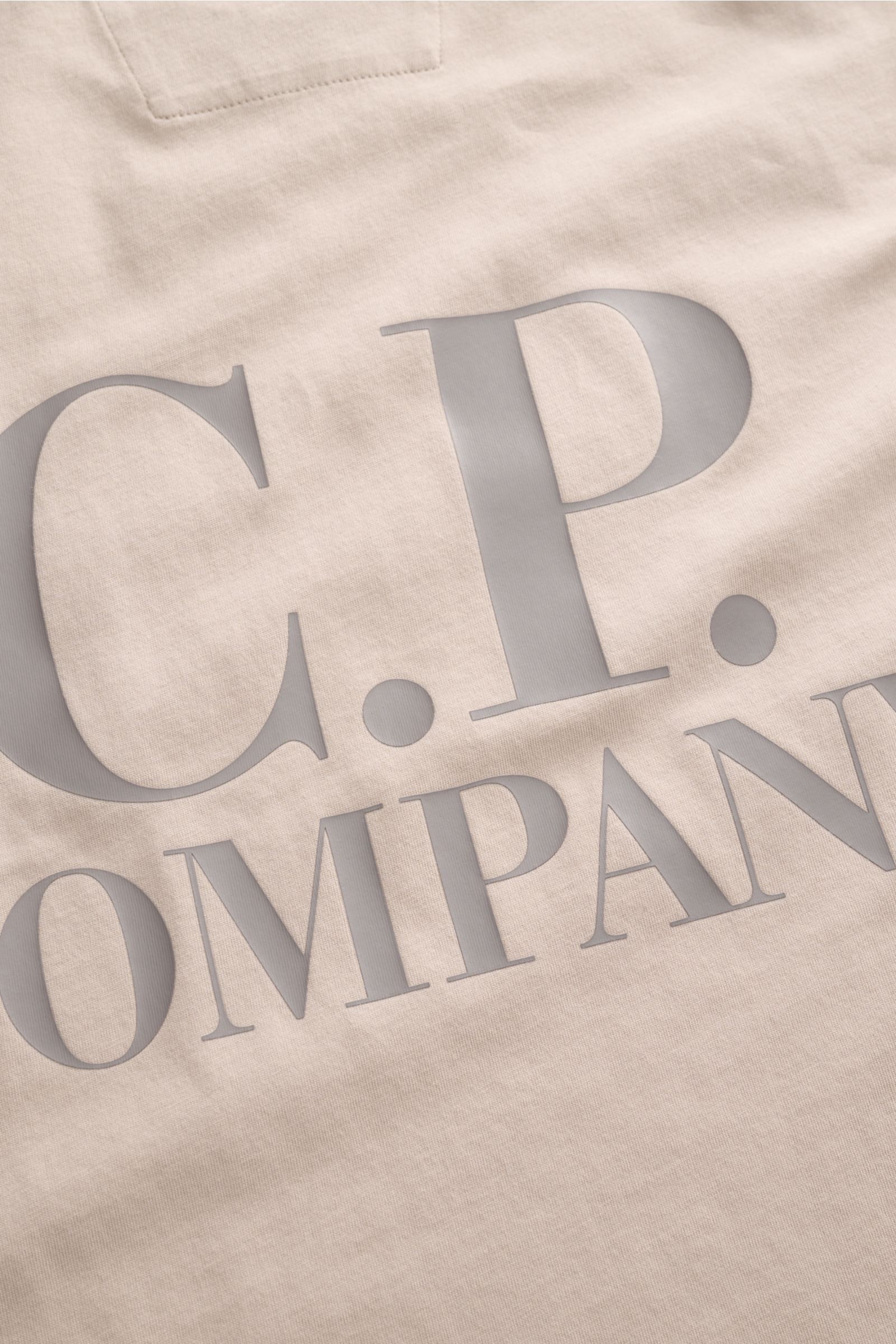 C.P. Company T-Shirt beige aus reiner Baumwolle mit weichem Griff, Slim Fit, Rundhalsausschnitt, Logo-Print Brust und großem Backprint, Nahaufnahme.