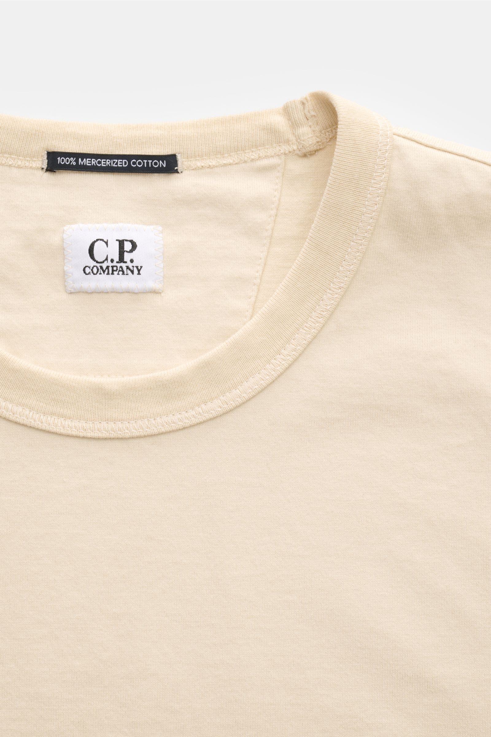 C.P. Company Rundhals-T-Shirt sand, Nahaufnahme von oben, Jersey aus mercerisierter Baumwolle, weicher Griff, Regular Fit, Logo-Stitching auf der Brust.