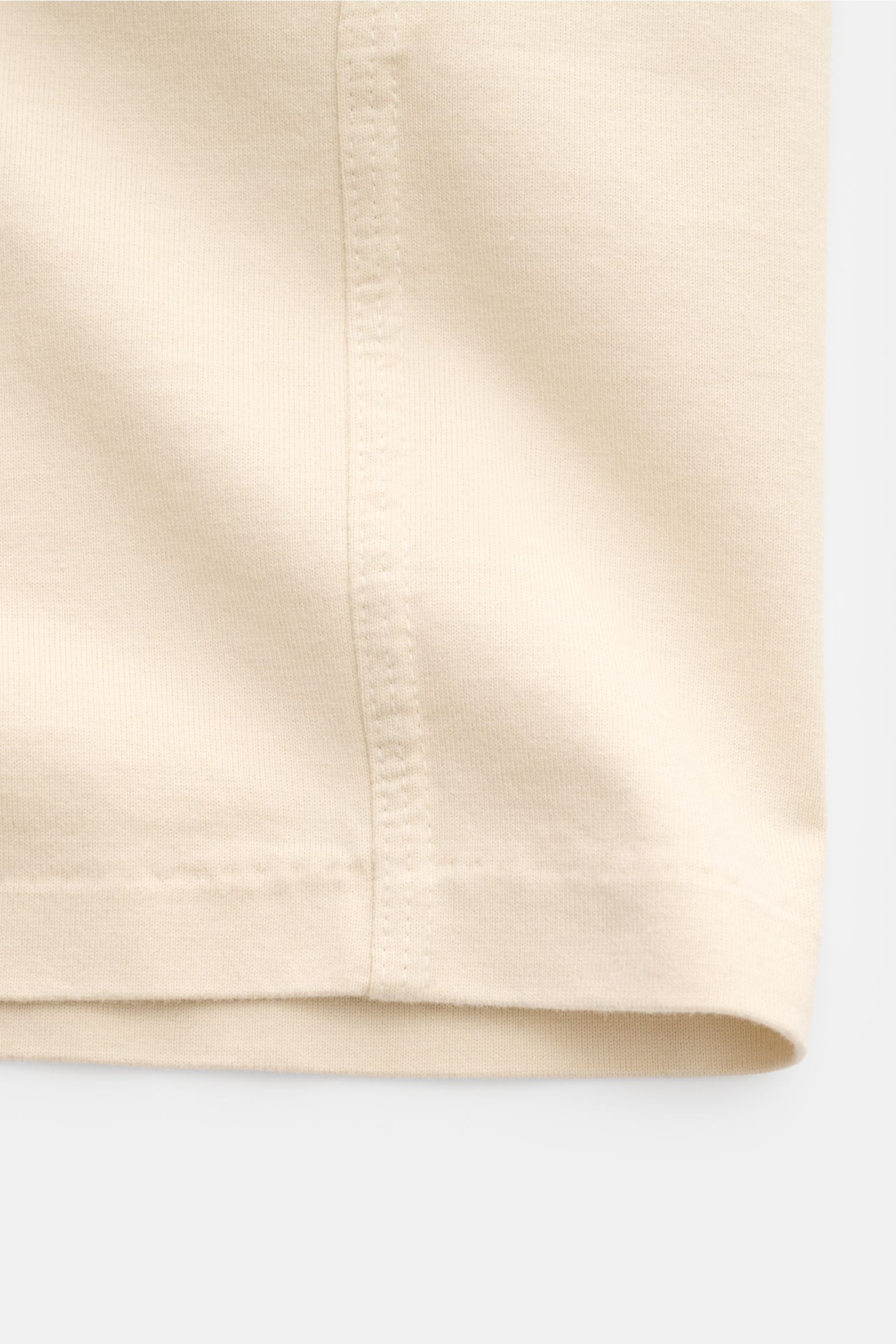 C.P. Company Rundhals-T-Shirt sand, Detailansicht der Naht und Saum, Jersey aus reiner Baumwolle, weicher Griff, Regular Fit, Logo-Stitching.