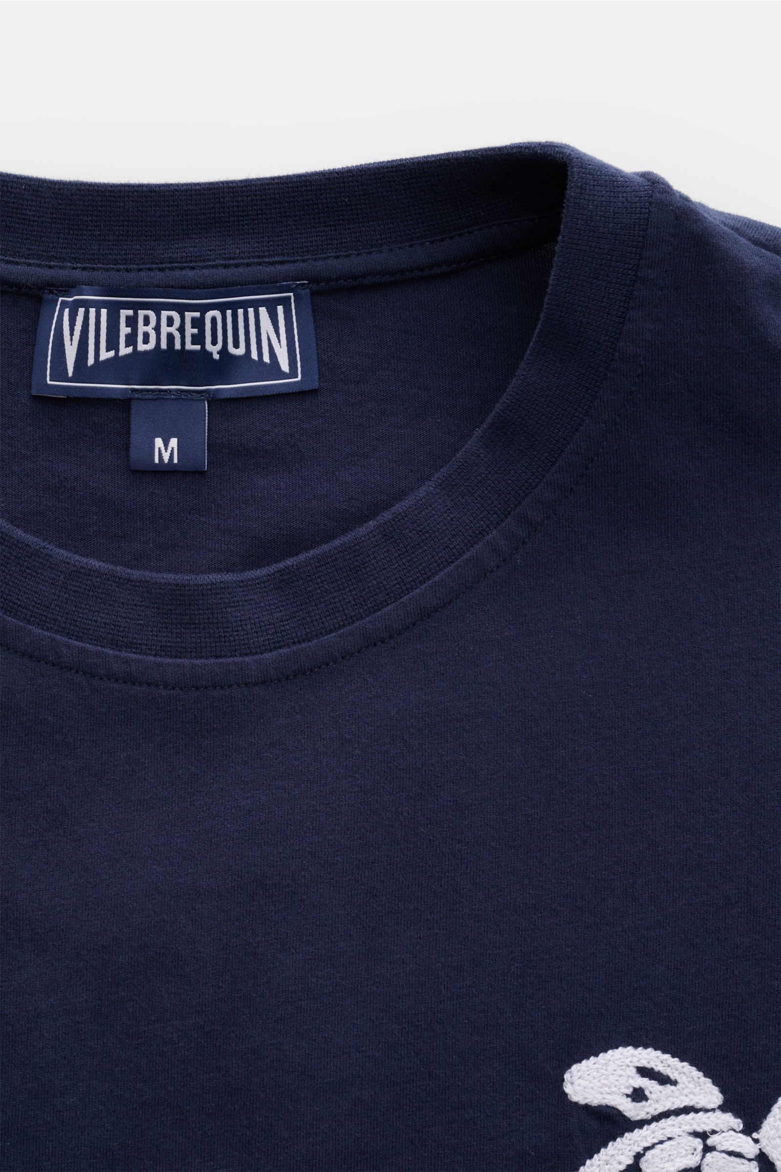 Vilebrequin Rundhals-T-Shirt 'Partisol' navy aus weichem Baumwolljersey, Slim Fit, Rundhalsausschnitt, Detailansicht von oben mit Schildkröten-Stitching.