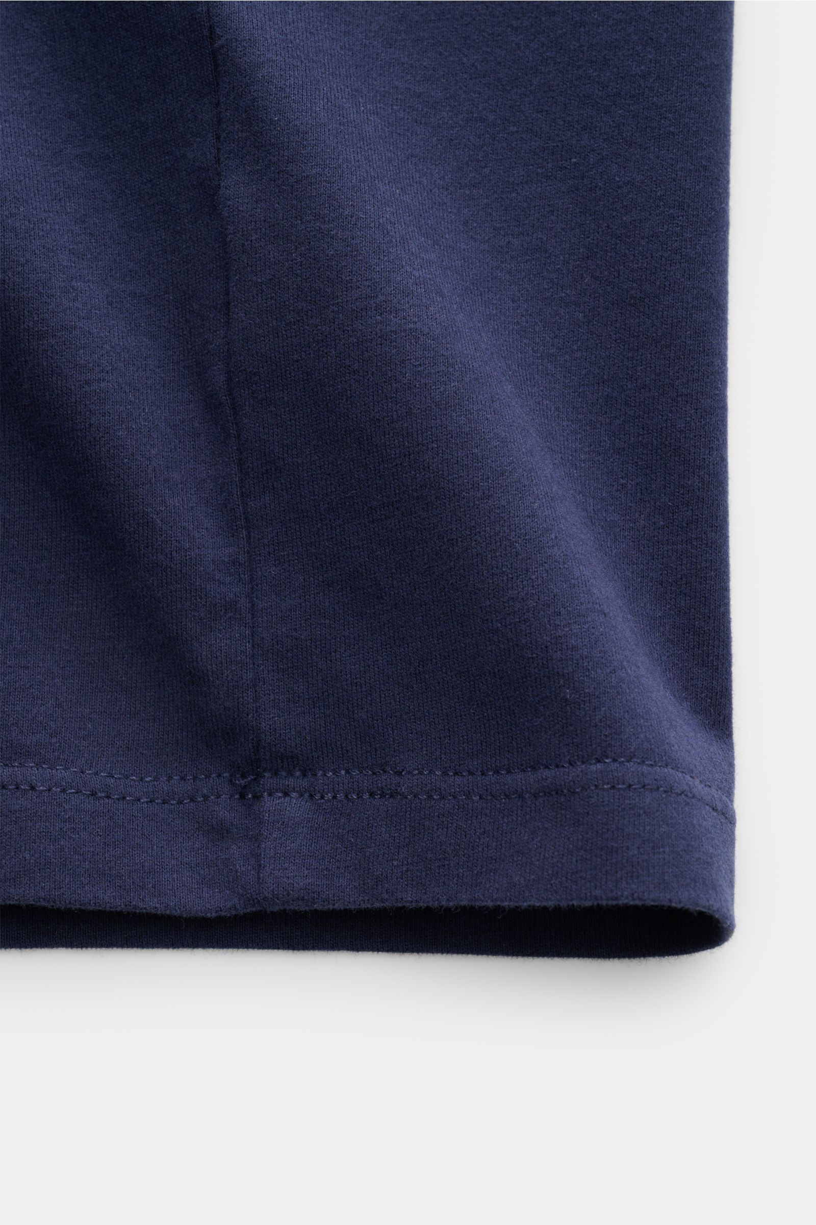 Vilebrequin Rundhals-T-Shirt 'Partisol' navy, Detailaufnahme Saum und Naht, weicher Baumwoll-Jersey, Slim Fit, Rundhalsausschnitt, Schildkröten-Stitching.