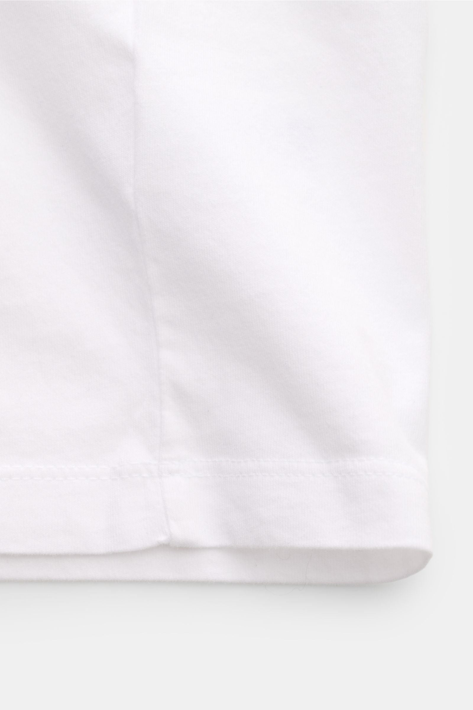 Vorderansicht des weißen Vilebrequin Rundhals-T-Shirts 'Partisol' aus Baumwolle mit Slim Fit, softem Griff und Schildkröten-Stitching.