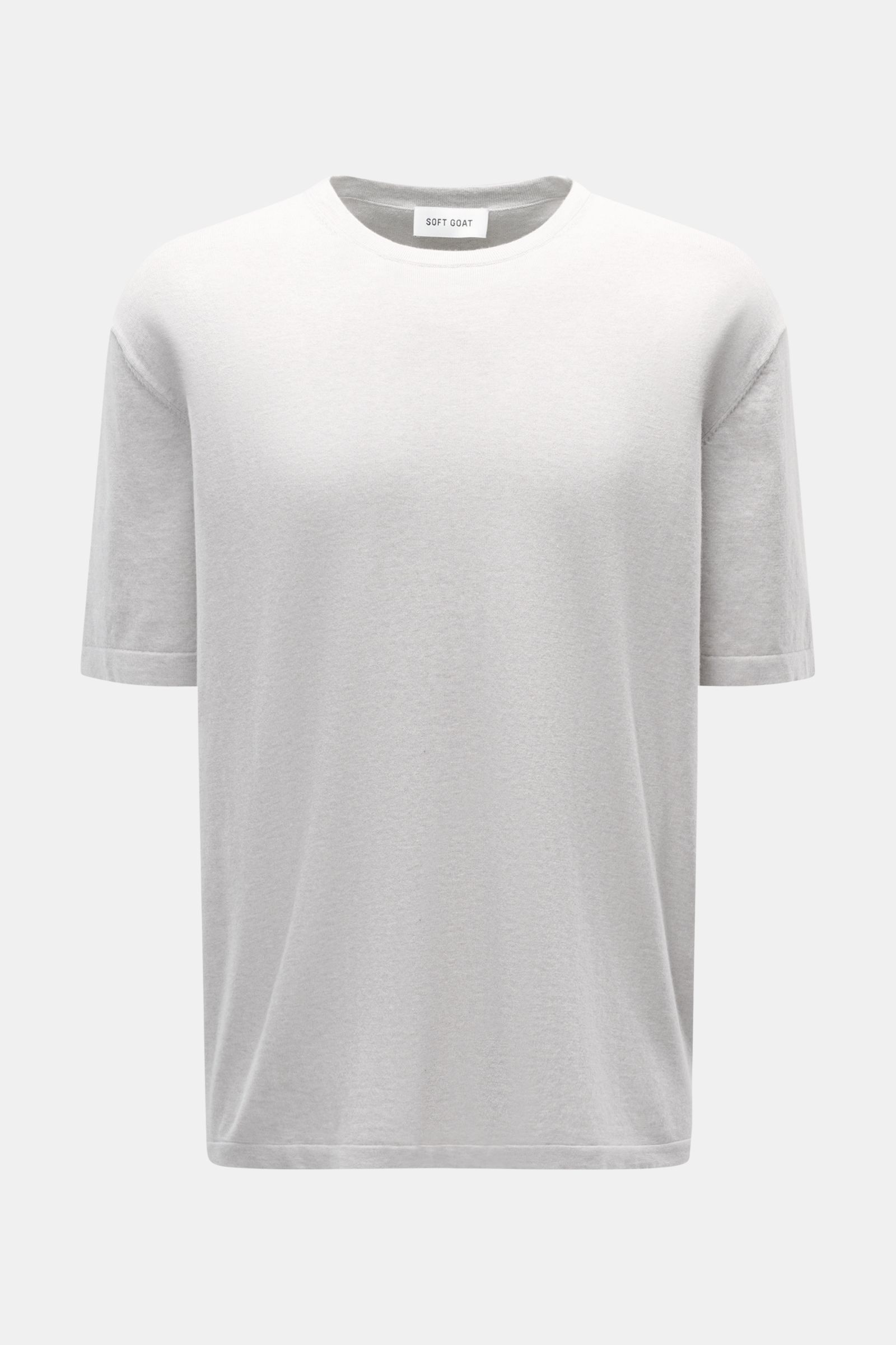 Front view of Soft Goat Kurzarmpullover hellgrau, a light gray short-sleeve sweater made from a cotton-cashmere mix with a soft feel, fine knit, oversized fit, and round neckline, a modern essential for warm days.

Description: Modernes Essential: Gefe
