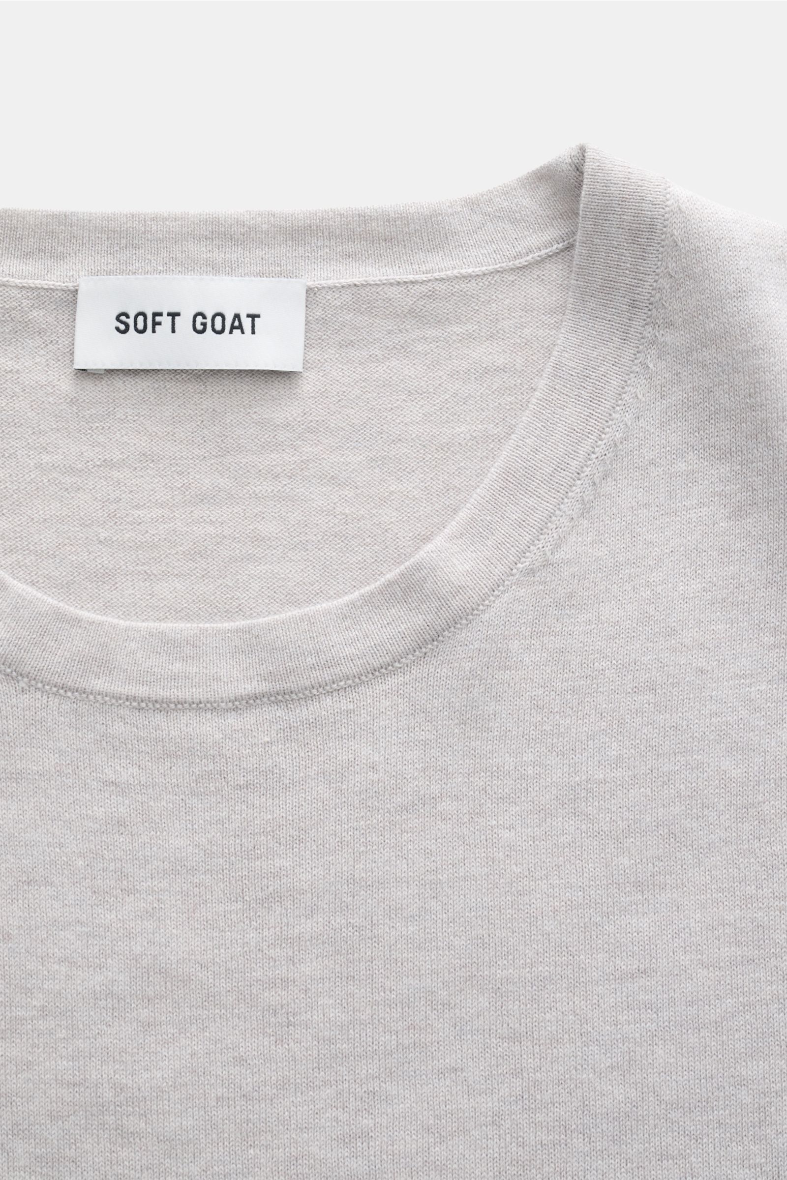 Close-up front view of Soft Goat Kurzarmpullover hellgrau, a light gray short-sleeve sweater with round neckline, fine knit, soft cotton-cashmere mix, oversized fit.

Description: Modernes Essential: Gefertigt aus einem edlen Baumwoll-Cashmere-Mix, wir