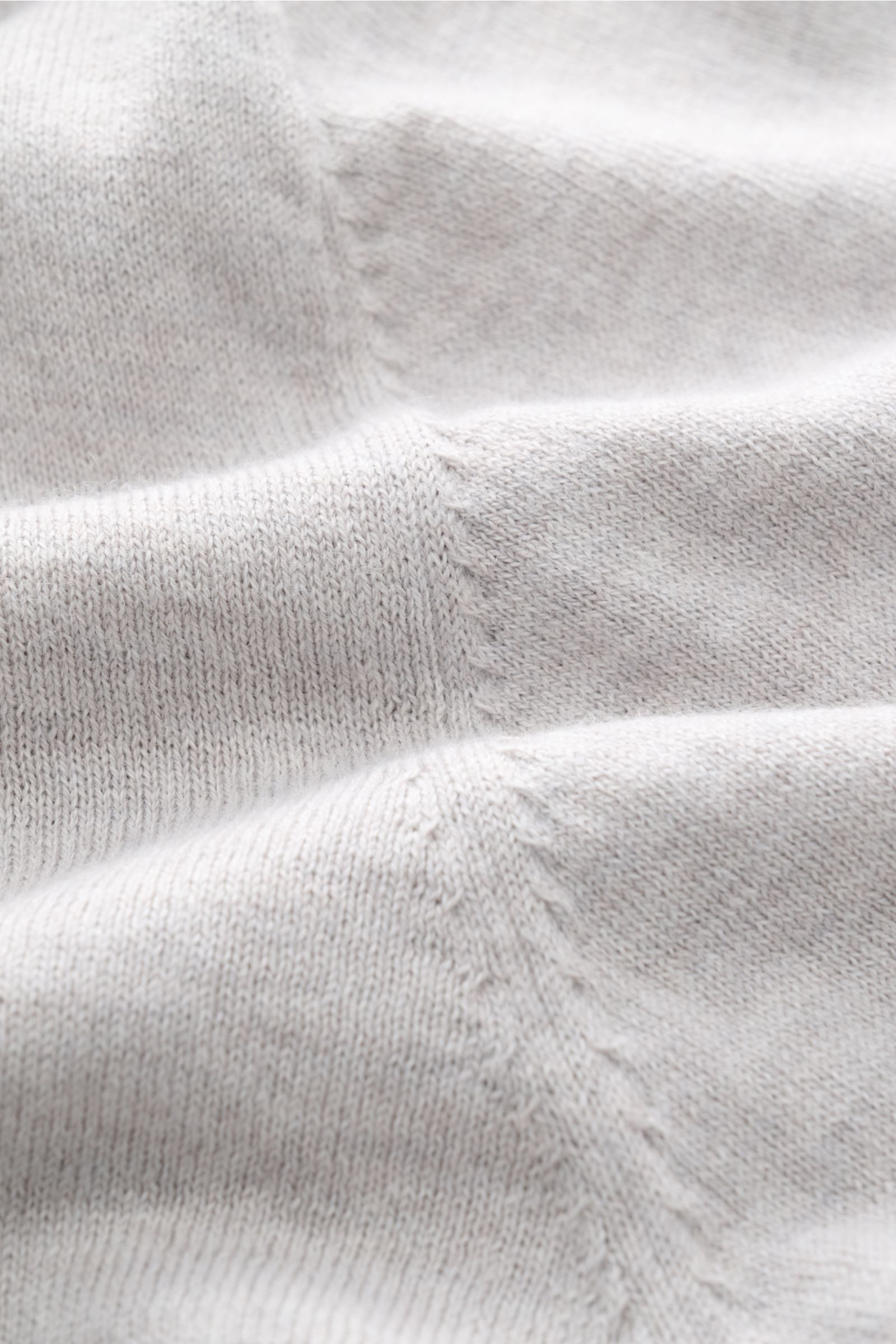 Close-up front view of Soft Goat Kurzarmpullover hellgrau showing fine knit texture, cotton-cashmere mix, soft touch, oversized fit, and round neckline.