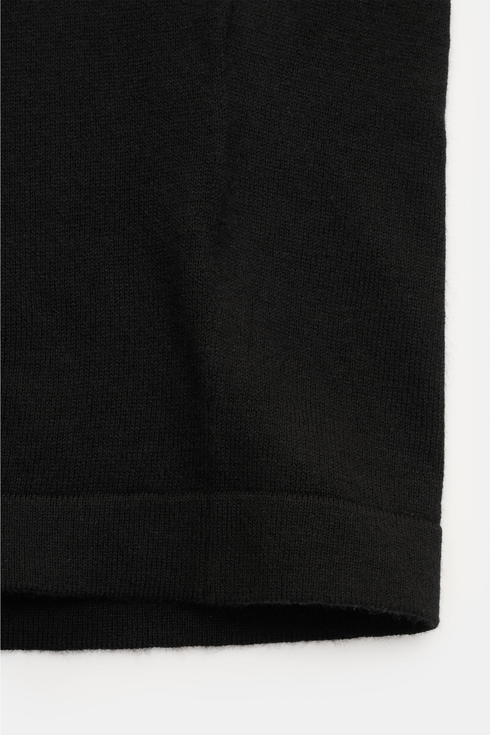 Close-up front view of Soft Goat Short sleeve jumper black showing fine knit texture and hem detail, made from a cotton and cashmere blend.

Description: A modern essential: Made from a luxurious blend of cashmere and cotton, this short sleeve jumper b
