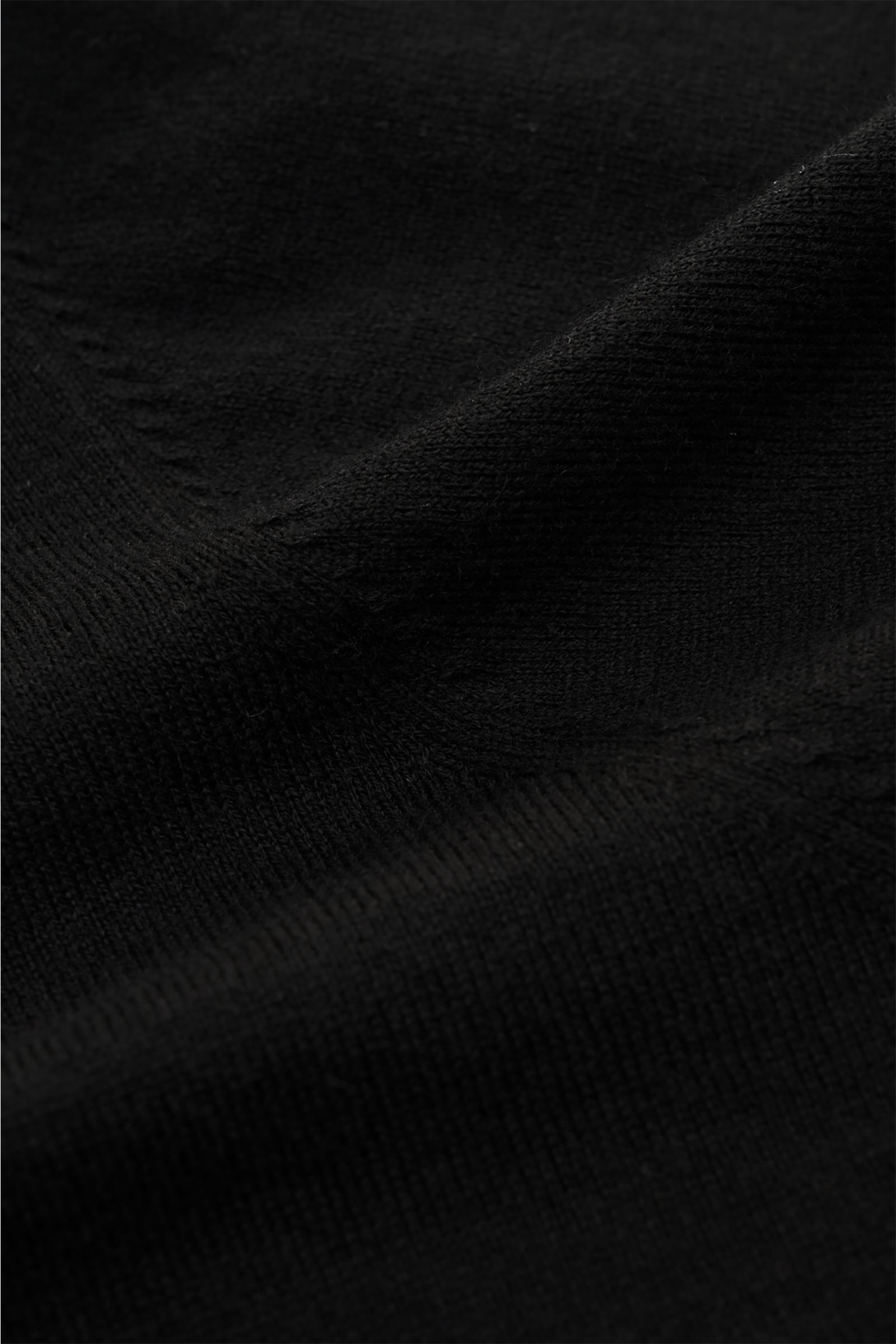 Close-up front view of Soft Goat Short sleeve jumper black showing fine knit texture and soft cotton-cashmere blend fabric.

A modern essential: Made from a luxurious blend of cashmere and cotton, this short sleeve jumper by SOFT GOAT is the perfect st
