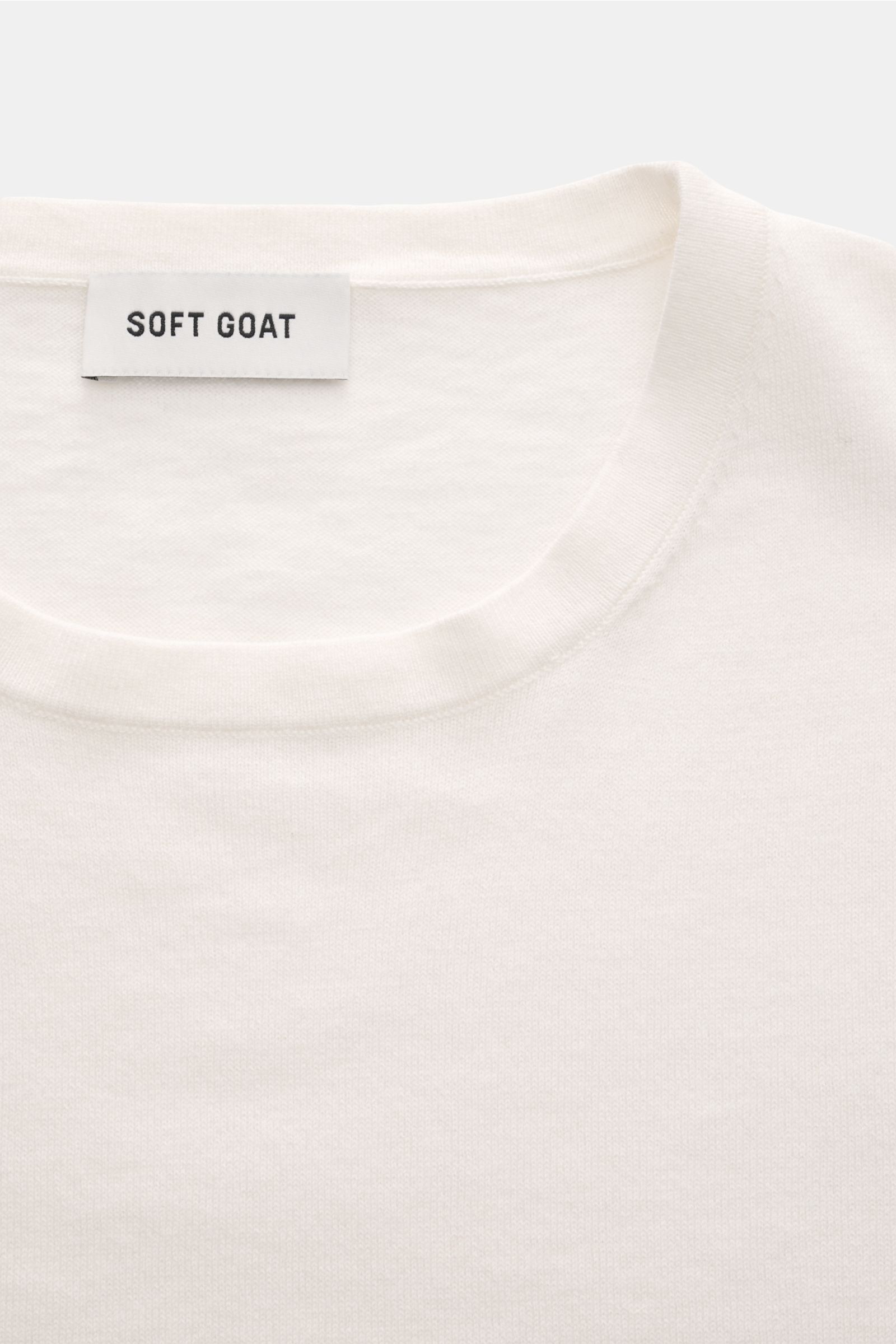 Soft Goat Kurzarmpullover creme aus Baumwoll-Cashmere-Mix, feines Strickbild, Oversized Fit, Rundhalsausschnitt, Nahaufnahme von oben.
