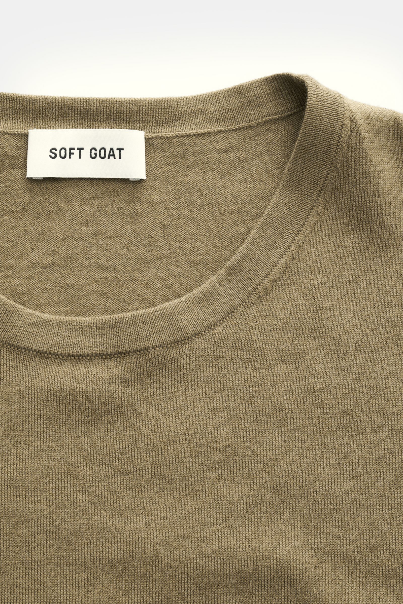 Soft Goat Kurzarmpullover khaki aus Baumwoll-Cashmere-Mix mit Rundhalsausschnitt und feinem Strickbild, Nahaufnahme von oben.