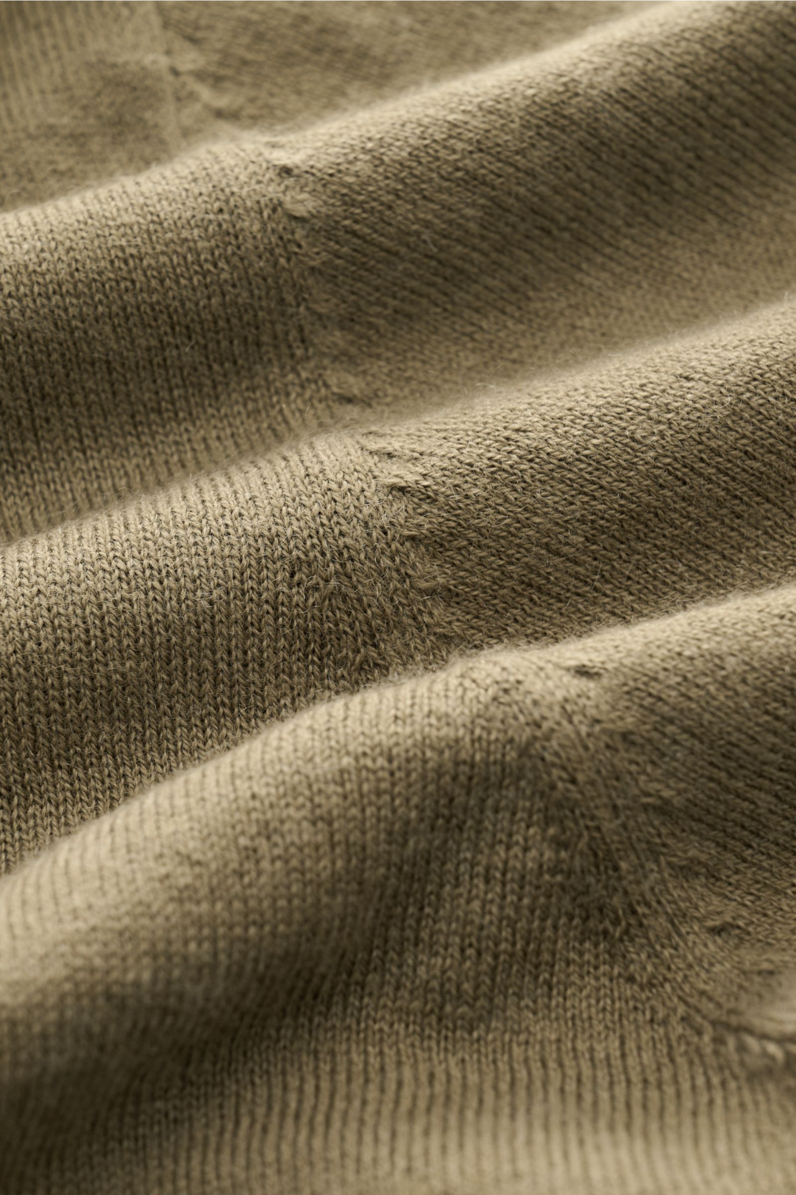 Nahaufnahme des feinen Strickbilds und der weichen Oberfläche des Soft Goat Kurzarmpullover khaki aus Baumwoll-Cashmere-Mix, Detailfoto.