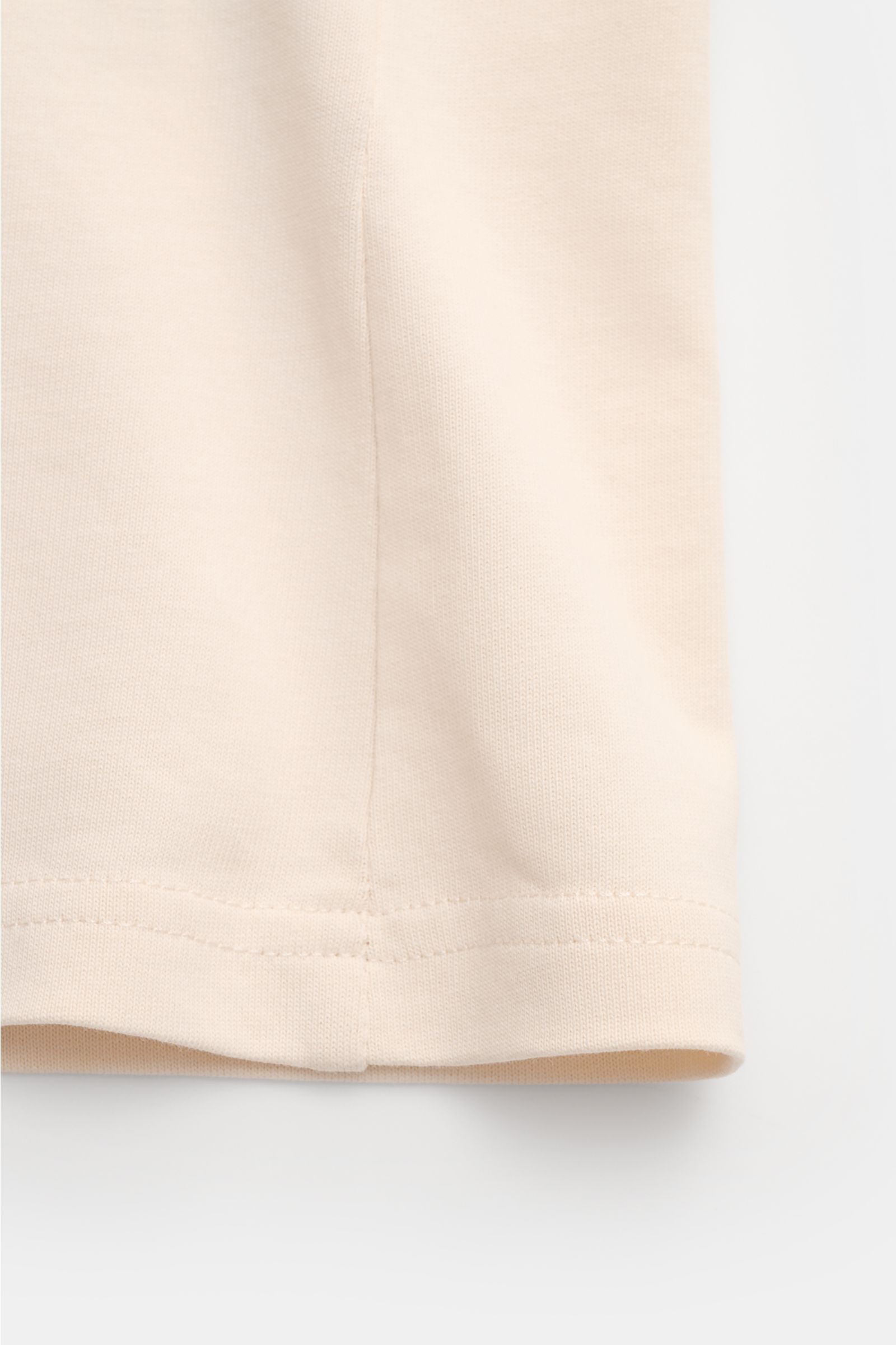 Detailaufnahme des Saums vom Percival T-Shirt 'Mixologist Martini' creme aus reiner Baumwolle mit weichem Griff, Slim Fit und Rundhalsausschnitt.