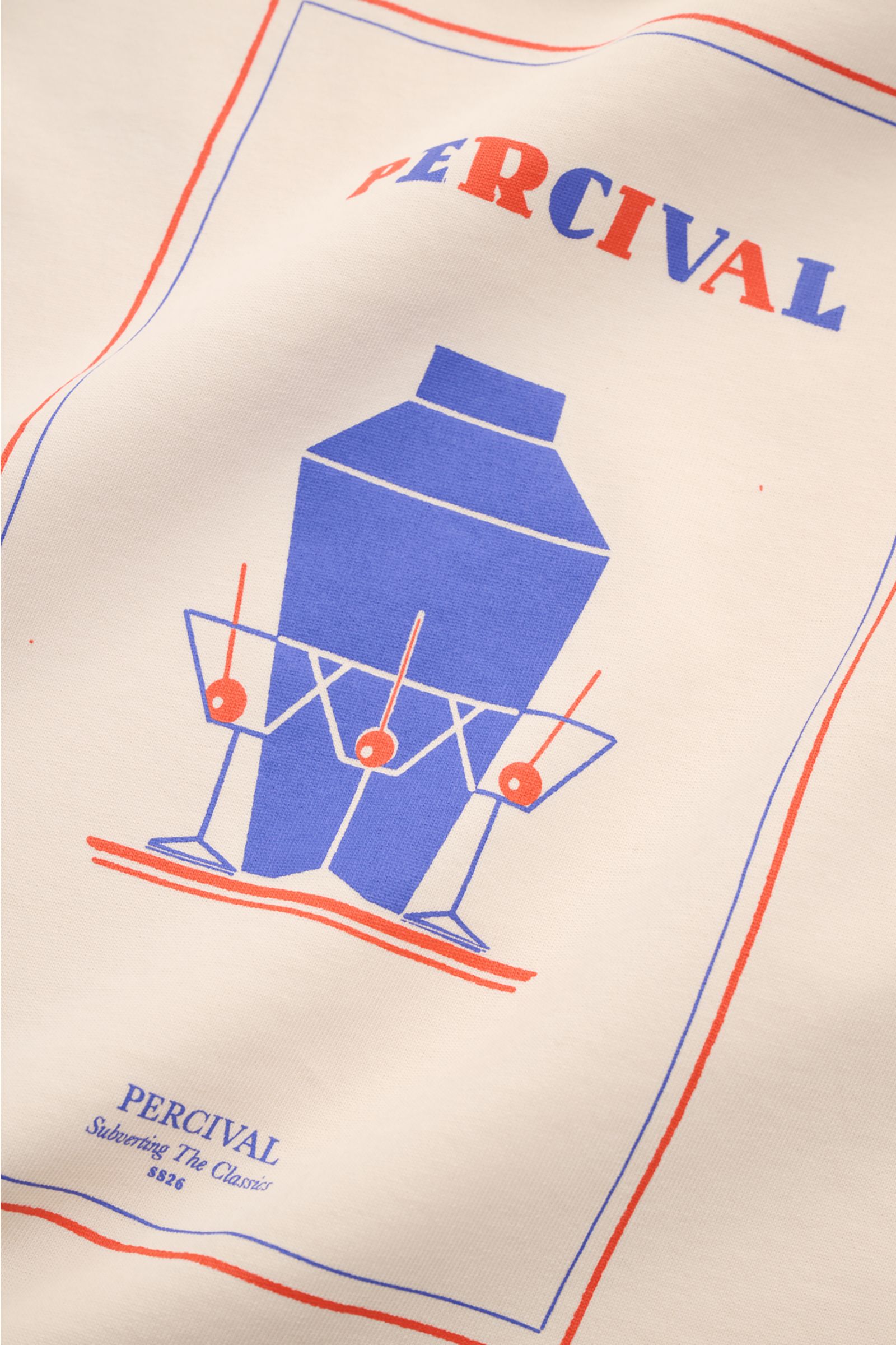 Percival T-Shirt 'Mixologist Martini' creme mit Martini-Print, weiche Baumwolle, Slim Fit, Rundhals, Logo-Print, großer Backprint, Nahaufnahme frontal.