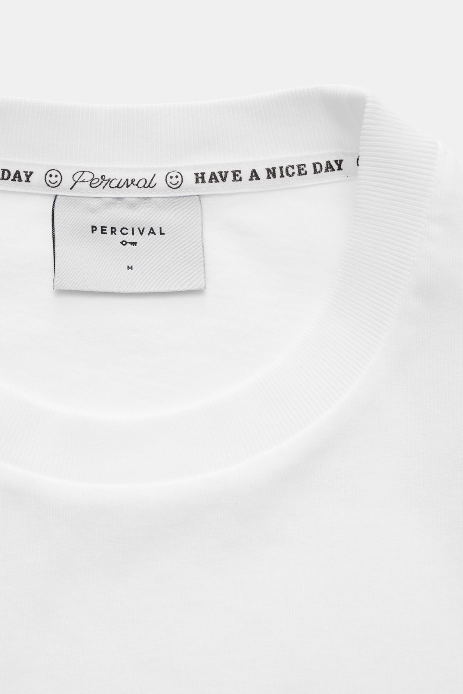 Nahaufnahme des Rundhalsausschnitts vom Percival T-Shirt 'Fine Wines' weiß mit weichem Griff und Logo-Print auf der Brust, reine Baumwolle, Slim Fit.