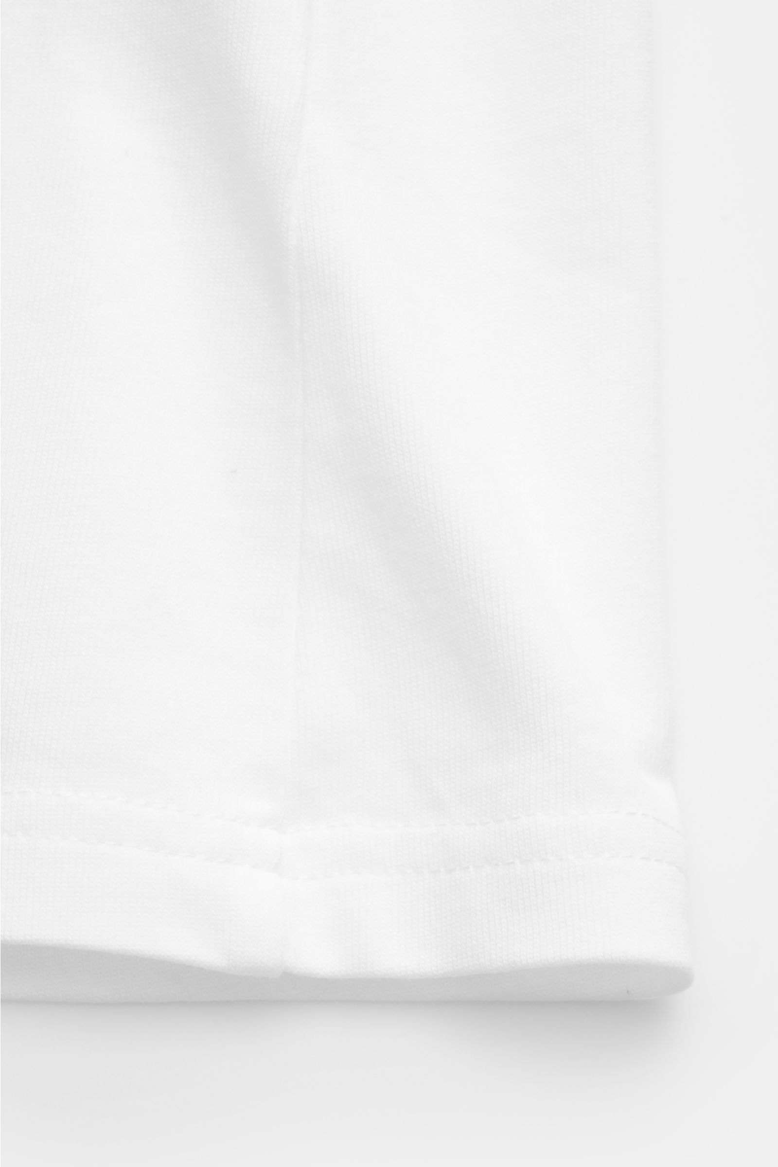 Nahaufnahme des weißen Percival T-Shirts 'Fine Wines' im Slim Fit mit weichem Griff, Rundhalsausschnitt, Logo-Print vorne und mehrfarbigem Backprint, fotografiert von der Seitenkante.