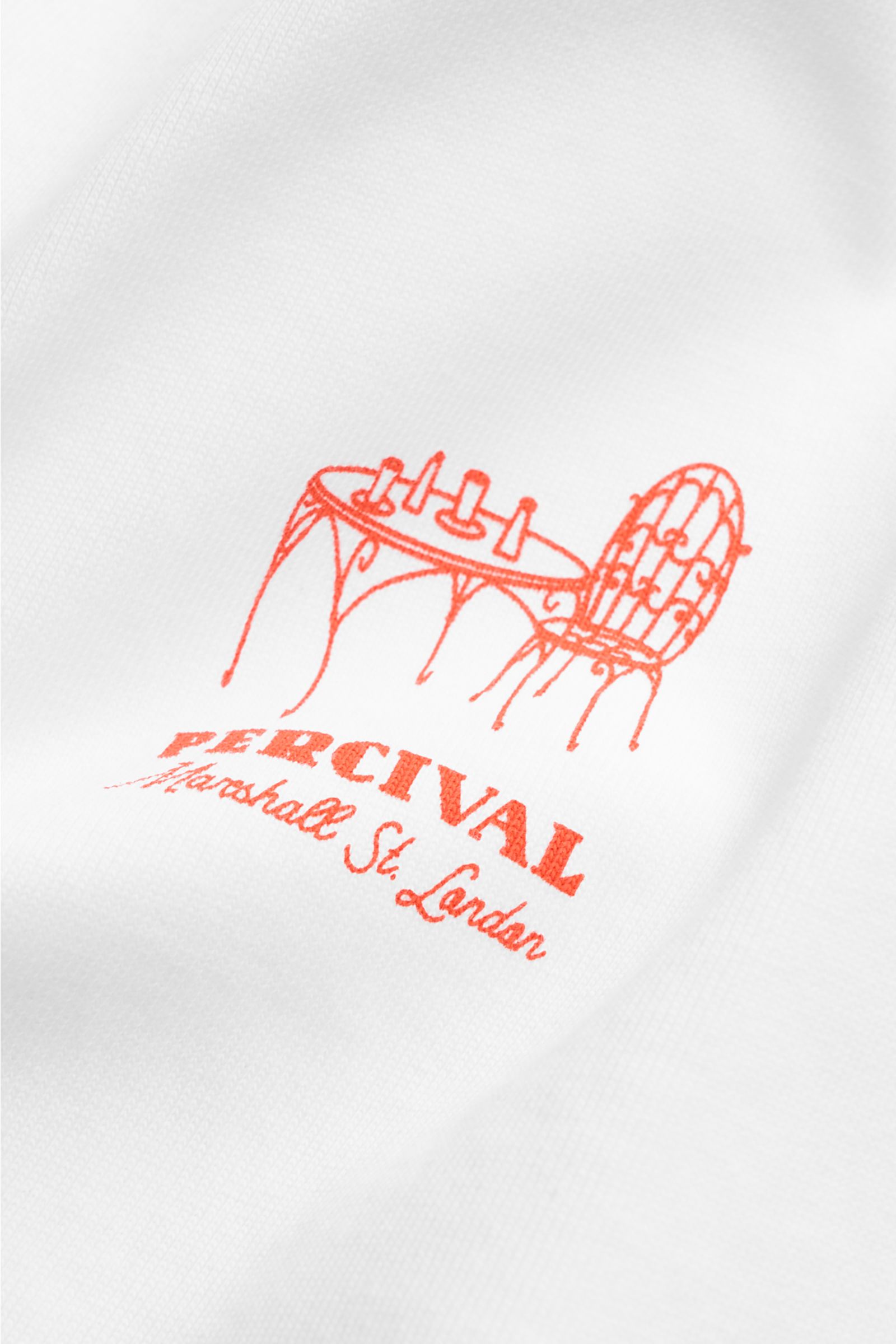 Nahaufnahme des Percival T-Shirt 'Fine Wines' weiß mit rotem Logo-Print auf der Brust, reine Baumwolle, weicher Griff, Slim Fit, Rundhalsausschnitt, mehrfarbiger Backprint, fotografiert von vorne.