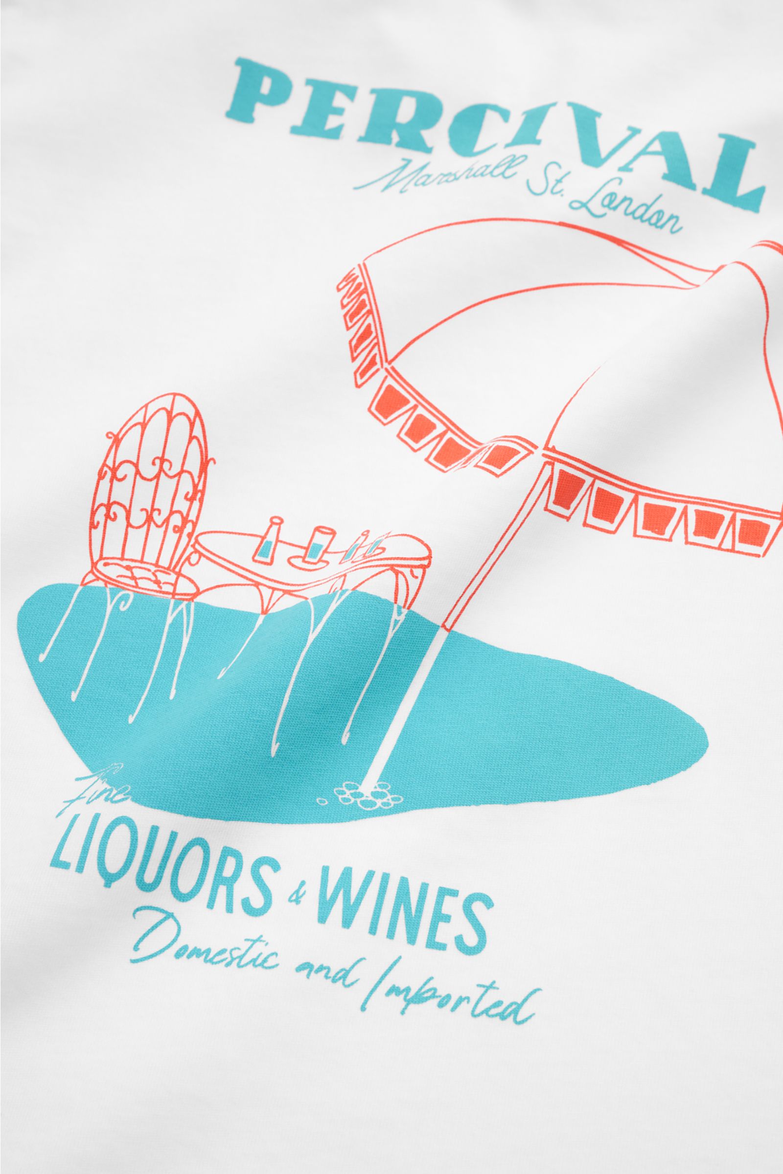 Percival T-Shirt 'Fine Wines' weiß in Nahaufnahme, reine Baumwolle, Slim Fit, Rundhalsausschnitt, weicher Griff, Logo-Print vorne, mehrfarbiger Backprint mit Stuhl, Tisch und Sonnenschirm.