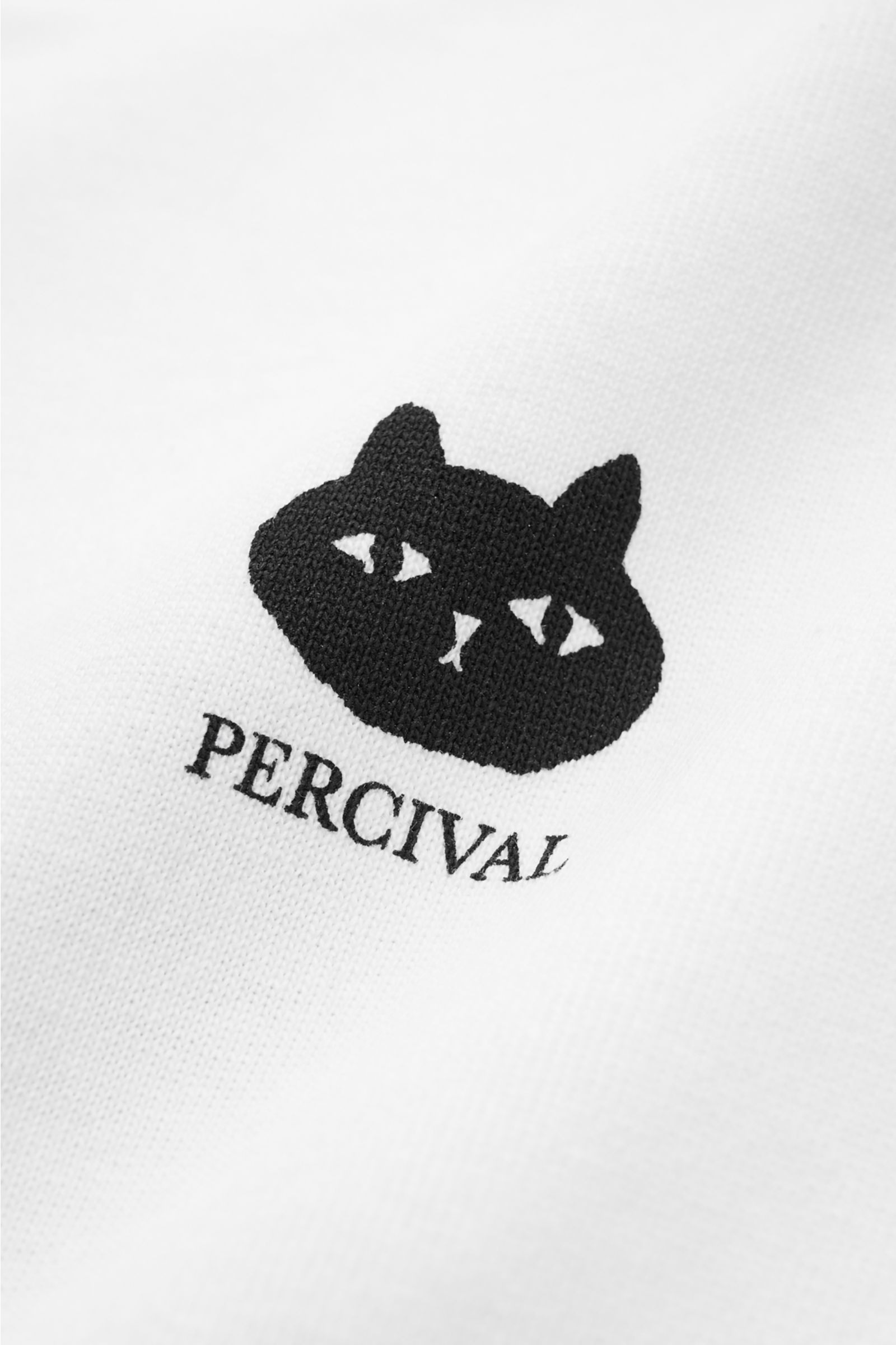 Close-up front view of the Percival T-Shirt 'Perci Loaf' weiß showing a black cat logo print on white pure cotton fabric with soft, oversized fit.

Cool durch den Sommer: Das T-Shirt von PERCIVAL überzeugt mit relaxed Fit und setzt mit seinem markanten