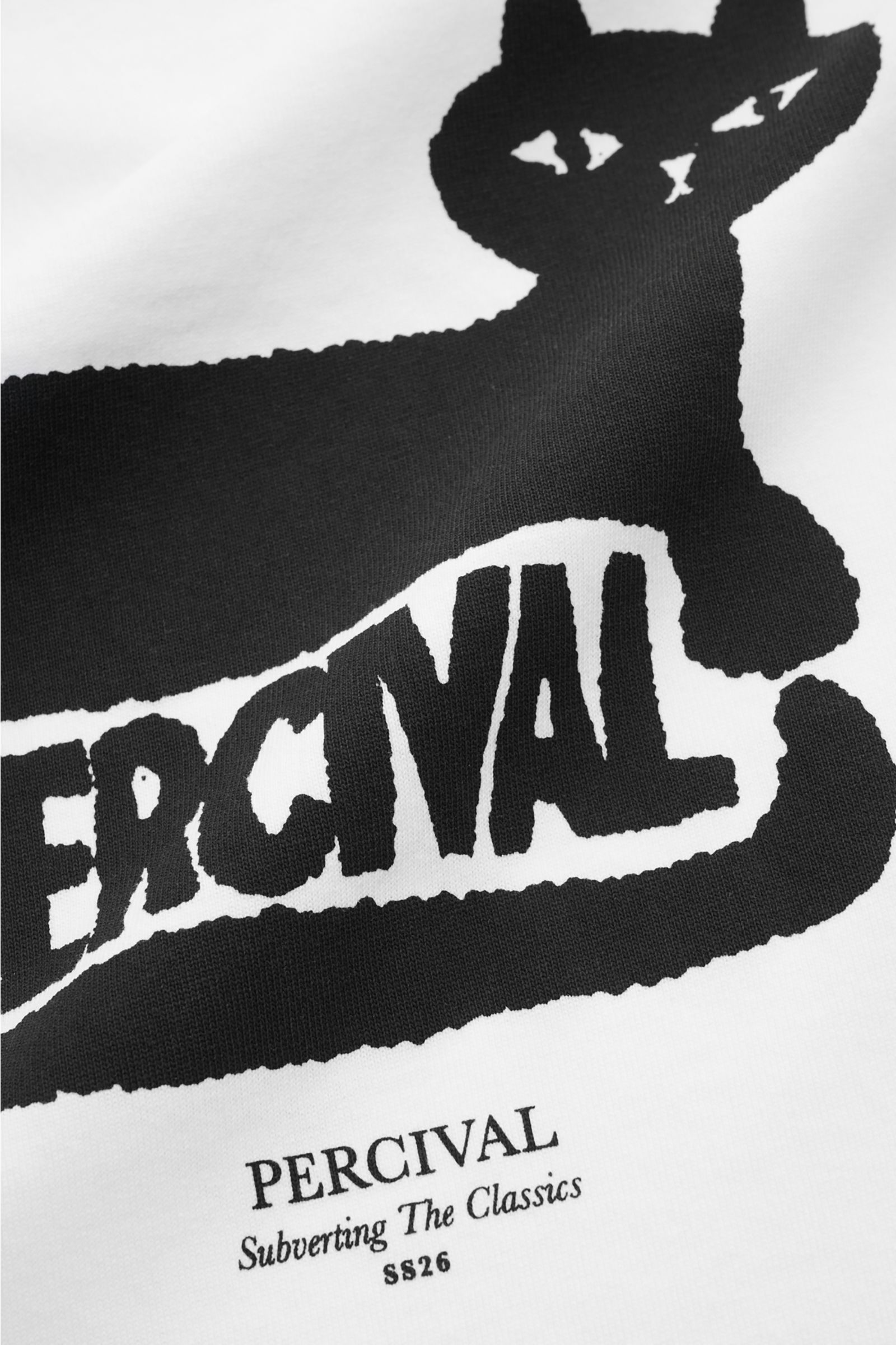Close-up front view of the Percival T-Shirt 'Perci Loaf' weiß showing a black cat print with 'PERCIVAL' text and logo Subverting The Classics SS26 on white cotton fabric. Cool durch den Sommer: Das T-Shirt von PERCIVAL überzeugt mit relaxed Fit und setzt 