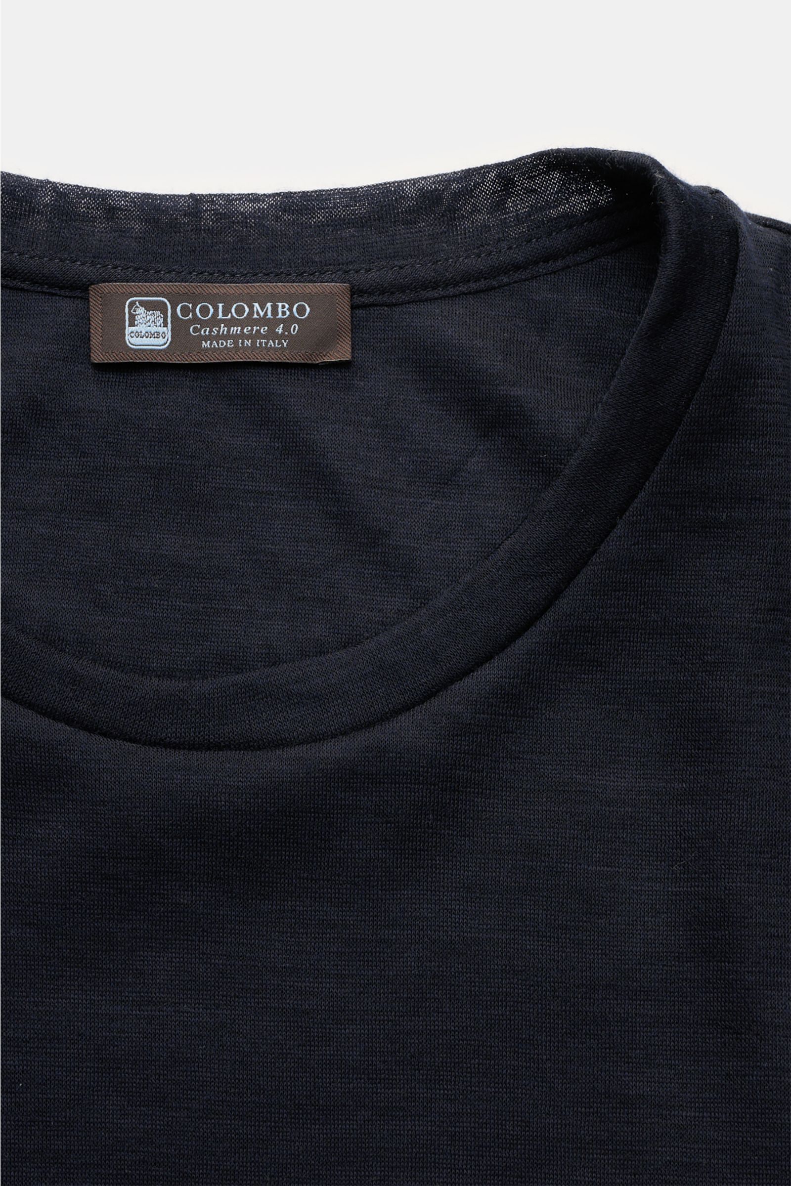Nahaufnahme des Colombo Cashmere T-shirt navy von oben mit Rundhalsausschnitt aus reinem, weichem Cashmere im Regular Fit.
