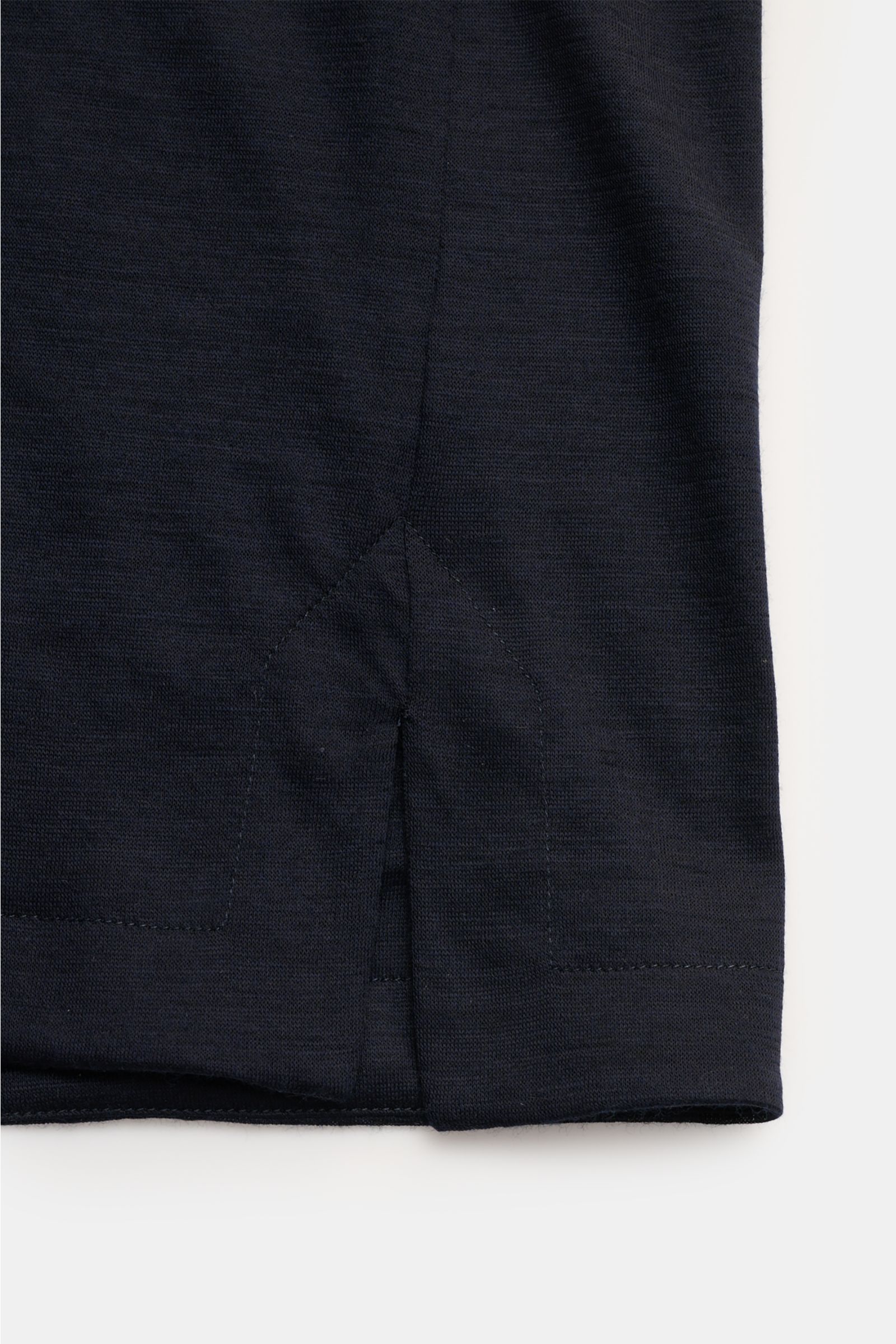 Colombo Cashmere T-shirt navy, Detailansicht Saumnaht und Seitenschlitz, reines Cashmere, weicher Griff, Regular Fit, Rundhalsausschnitt, elegante Verarbeitung.