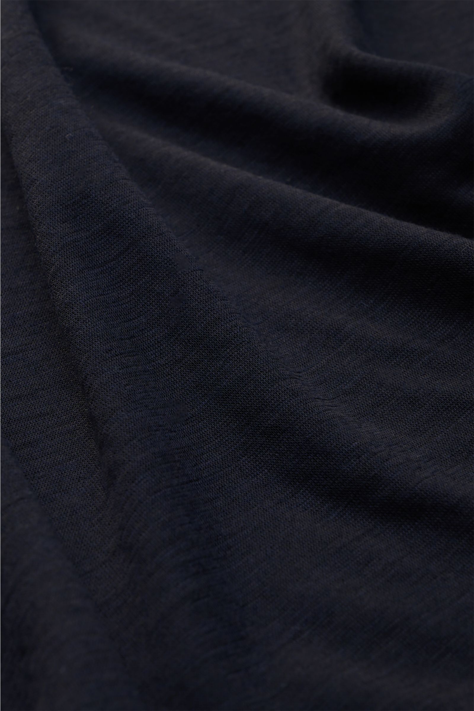 Colombo Cashmere T-shirt navy, Nahaufnahme des weichen, reinen Cashmere-Stoffs mit feiner Struktur, Regular Fit, Rundhalsausschnitt.