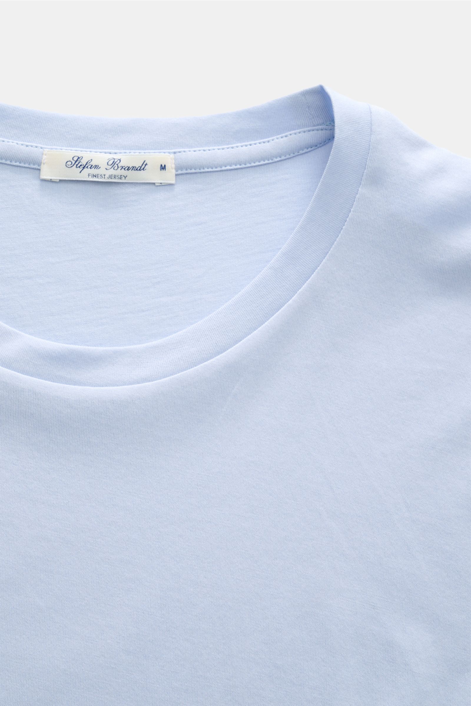 Close-up front view of Stefan Brandt Rundhals-T-Shirt 'Enno' hellblau, a slim fit, very soft jersey made from pure 'Urpima Sea Island' cotton with a round neckline. Luxuriöses Essential: Das Rundhals-T-Shirt 'Enno' von STEFAN BRANDT aus edler 'Urpima S