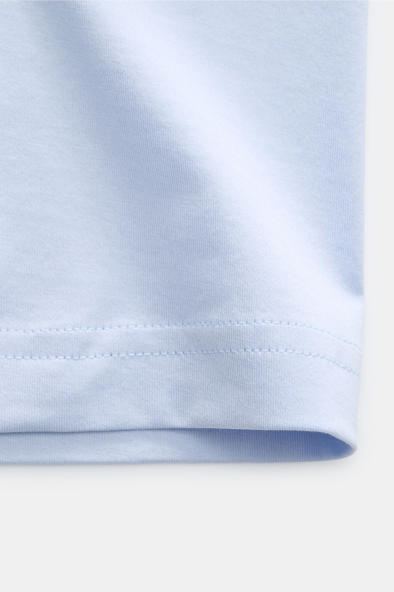 Close-up front view of the light blue Stefan Brandt Rundhals-T-Shirt 'Enno' showing fine stitching and smooth fabric texture. Luxuriöses Essential: Das Rundhals-T-Shirt 'Enno' von STEFAN BRANDT aus edler 'Urpima Sea Island' Baumwolle besticht durch auß