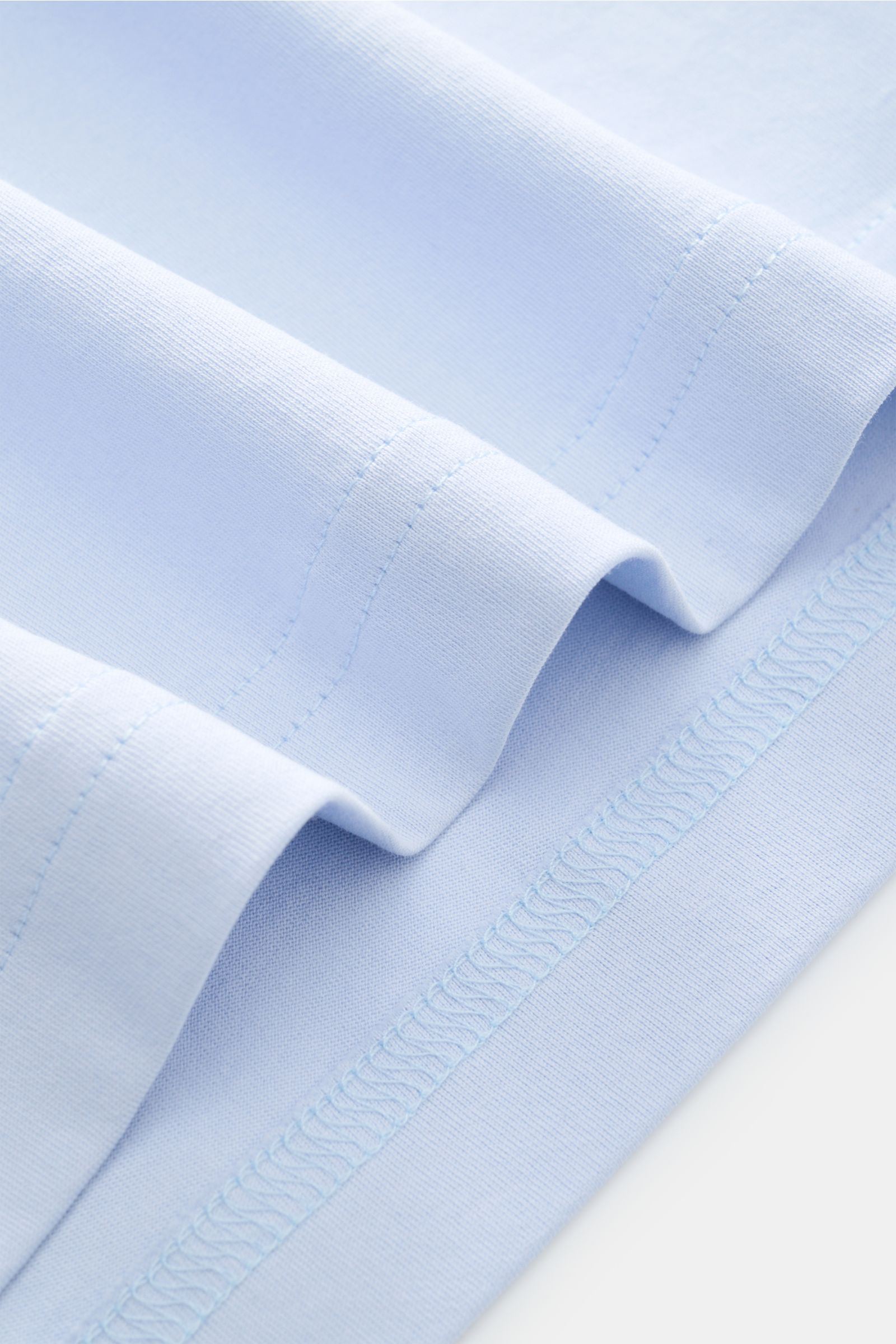 Close-up front view of the light blue Stefan Brandt Rundhals-T-Shirt 'Enno' showing fine stitching and soft fabric texture. Luxuriöses Essential: Das Rundhals-T-Shirt 'Enno' von STEFAN BRANDT aus edler 'Urpima Sea Island' Baumwolle besticht durch außer