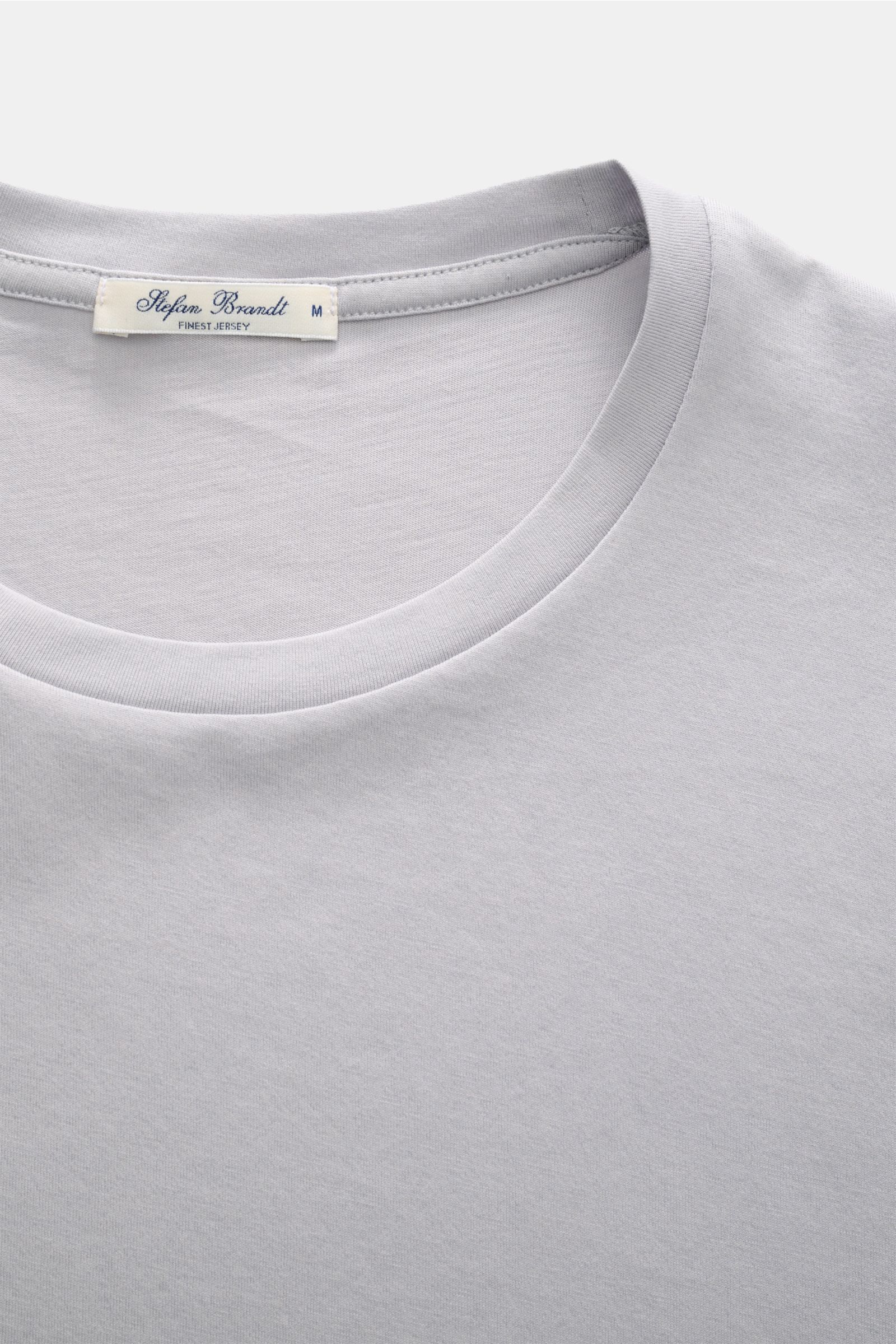 Nahaufnahme des hellgrauen Stefan Brandt Rundhals-T-Shirts 'Enno' aus weichem Urpima Sea Island Baumwoll-Jersey mit Slim Fit und Rundhalsausschnitt.