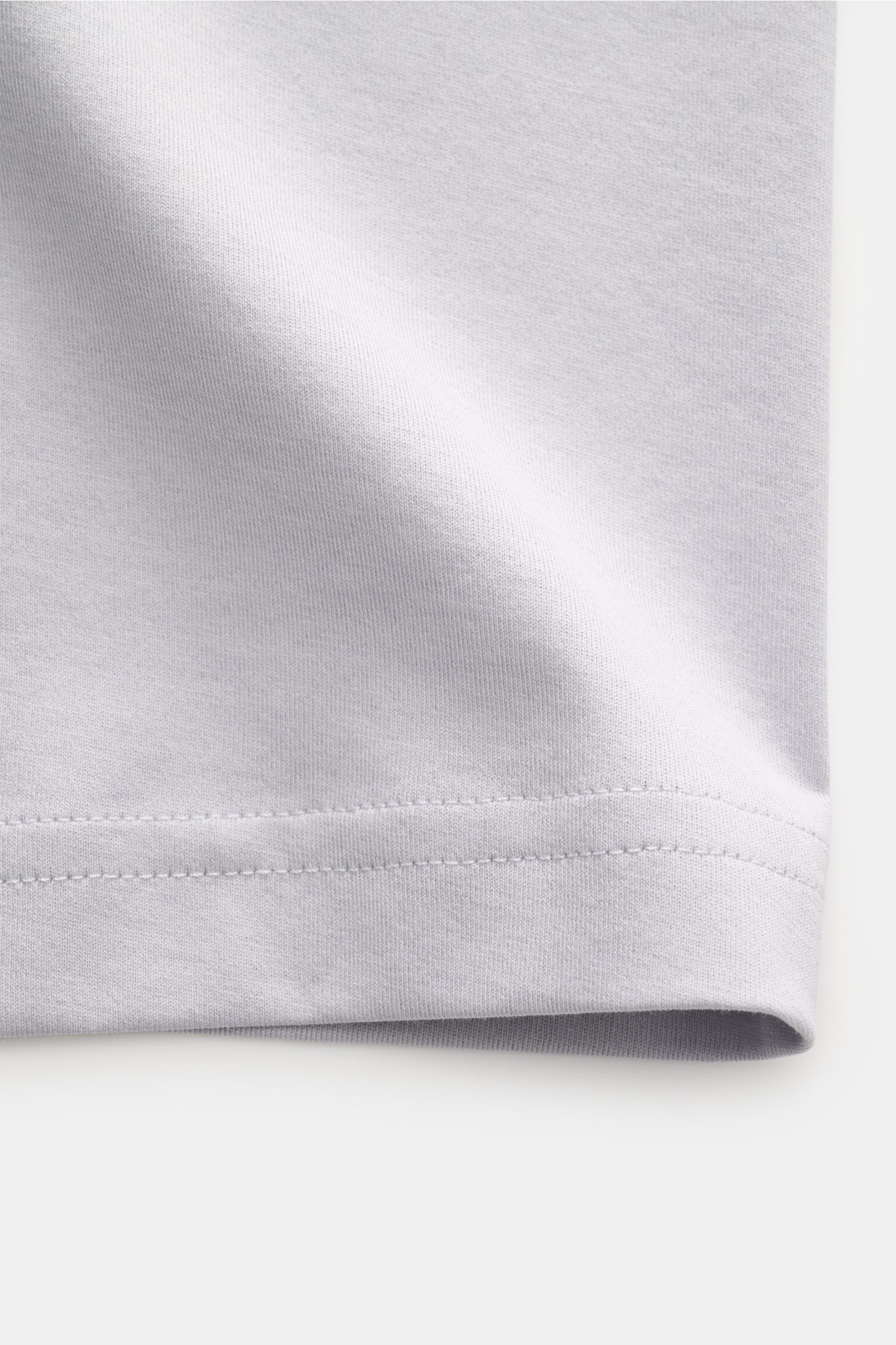 Nahaufnahme des Saums vom Stefan Brandt Rundhals-T-Shirt 'Enno' hellgrau aus weichem Urpima Sea Island Jersey, Slim Fit, Rundhalsausschnitt.