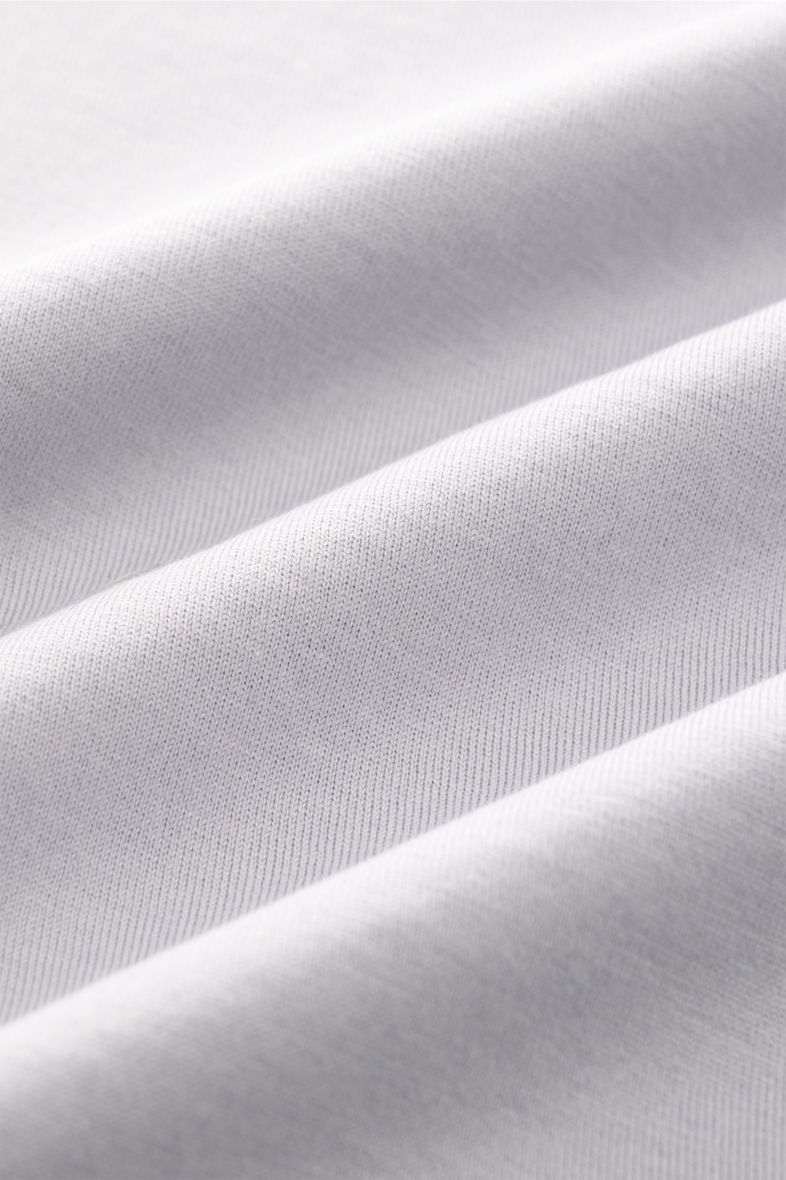 Nahaufnahme des hellgrauen Stefan Brandt Rundhals-T-Shirts 'Enno' aus weichem Urpima Sea Island Baumwoll-Jersey mit Slim Fit.