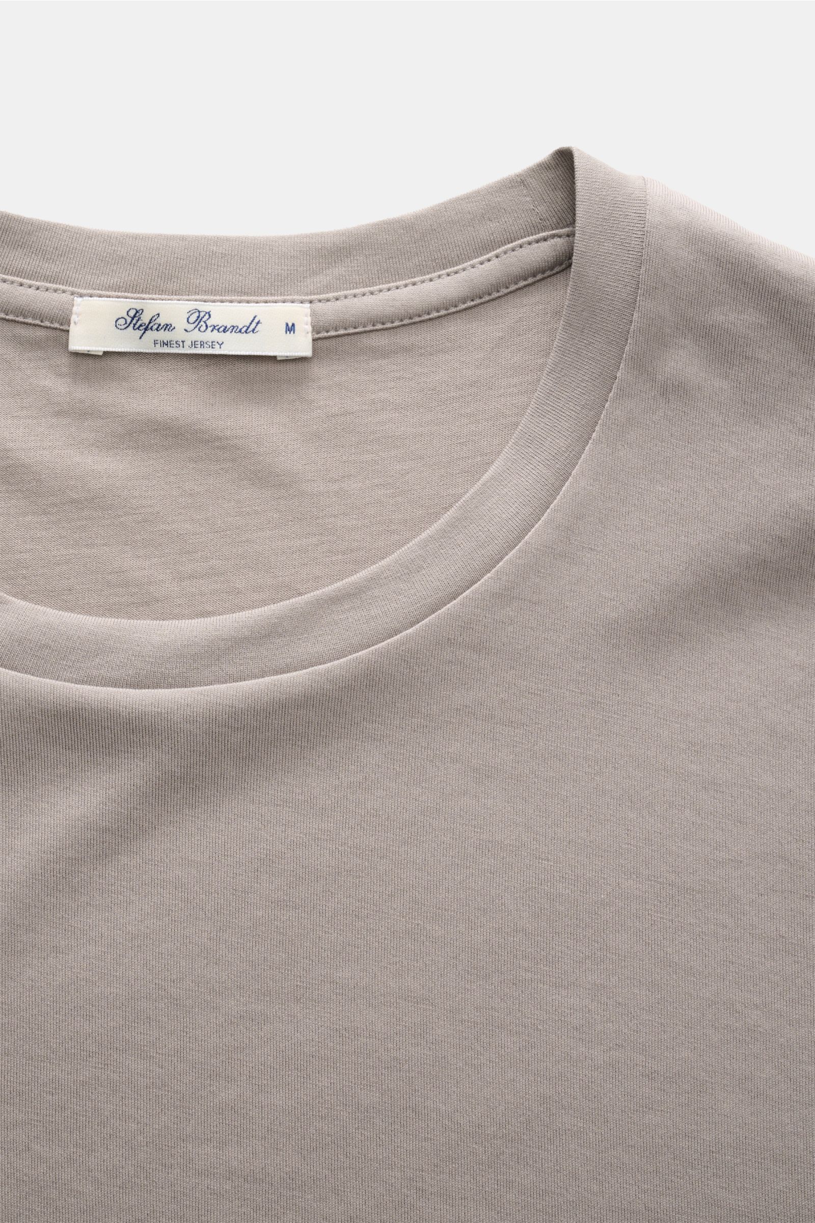 Stefan Brandt Rundhals-T-Shirt 'Enno' taupe, Slim Fit, weicher Jersey aus Urpima Sea Island Baumwolle, Front nah, Rundhalsausschnitt sichtbar.