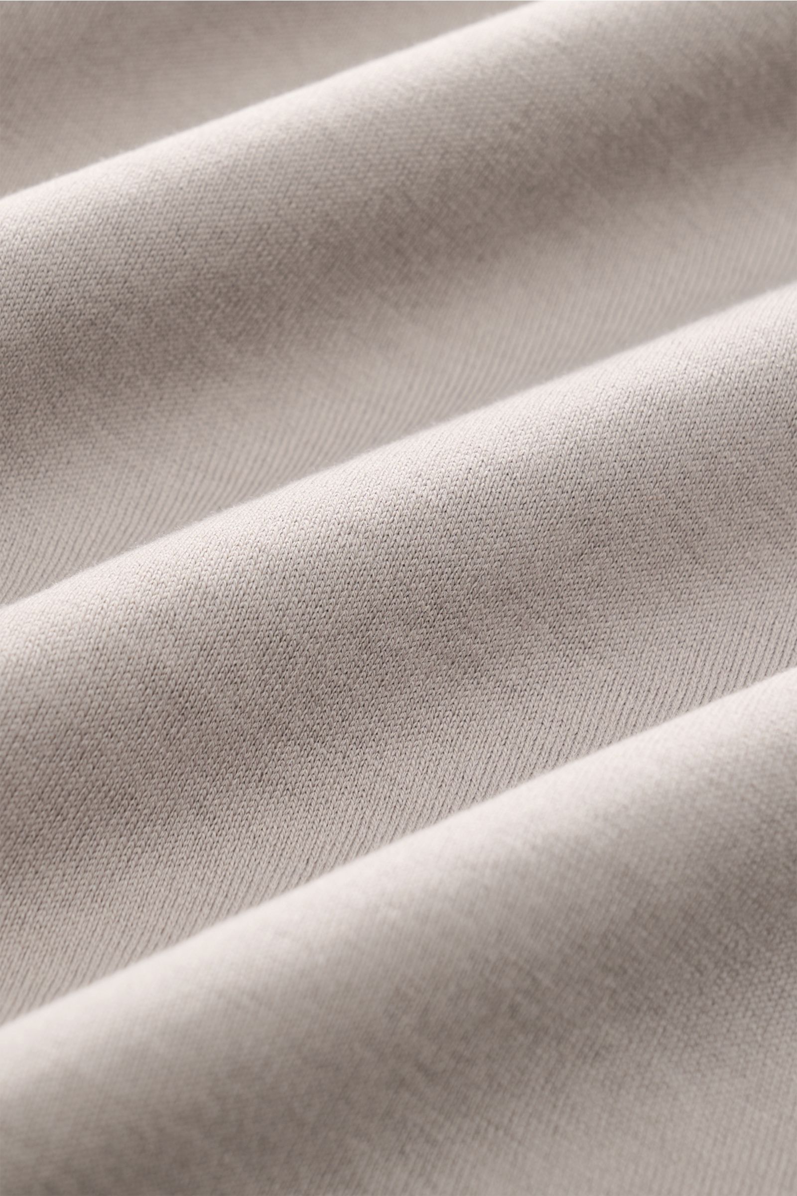 Nahaufnahme des weichen, taupefarbenen Stoffes des Stefan Brandt Rundhals-T-Shirts 'Enno', Jersey aus reiner Urpima Sea Island Baumwolle.