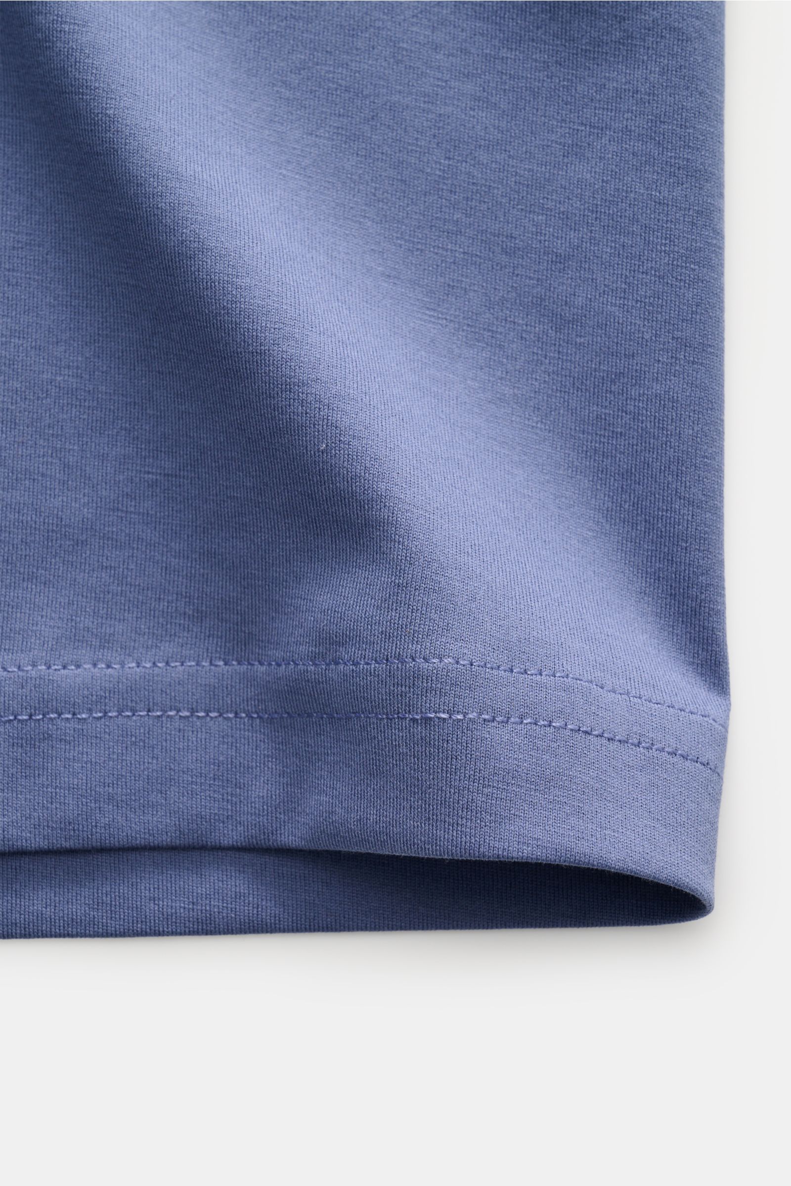 Nahaufnahme des Saums vom Stefan Brandt Rundhals-T-Shirt 'Enno' graublau aus weicher Urpima Sea Island Baumwolle, Slim Fit.