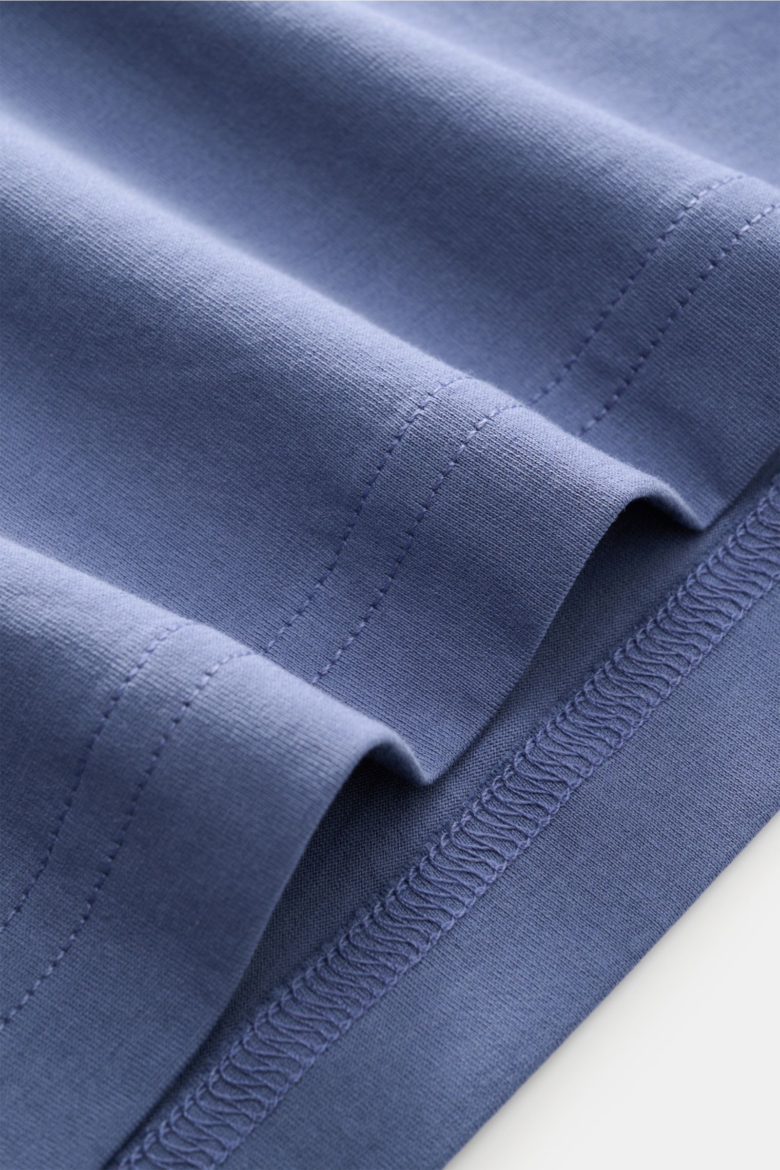 Nahaufnahme des Stefan Brandt Rundhals-T-Shirt 'Enno' graublau aus weicher Urpima Sea Island Baumwolle mit Slim Fit und Rundhalsausschnitt.