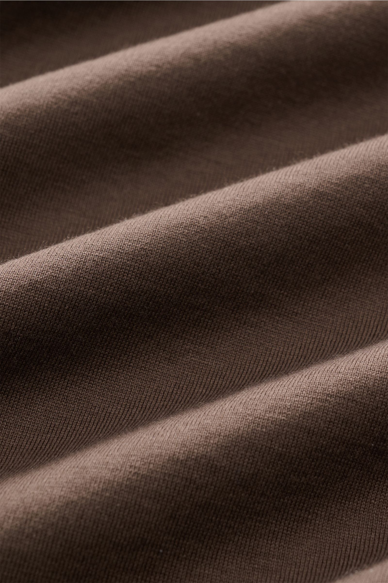 Nahaufnahme des Stoffes vom Stefan Brandt Rundhals-T-Shirt 'Enno' graubraun, weicher Jersey aus Urpima Sea Island Baumwolle, Slim Fit, Rundhalsausschnitt.
