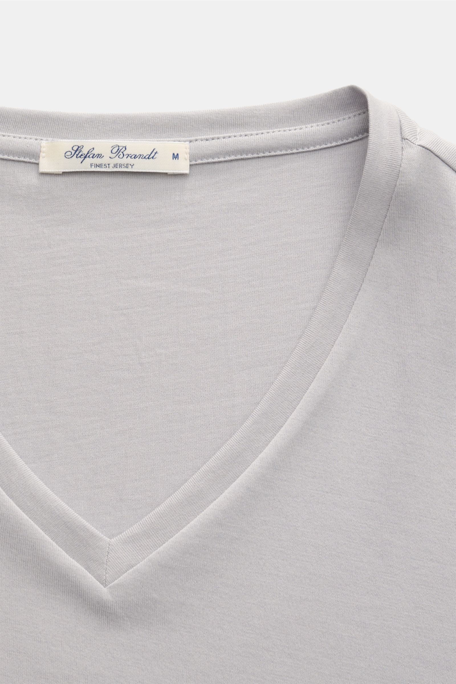 Close-up front view of Stefan Brandt V-Neck T-Shirt 'Artur' hellgrau made from soft organic Pima cotton with slim fit and silky jersey quality. 

Description: Das T-Shirt 'Artur' von STEFAN BRANDT wird aus softer Pima-Baumwolle mit höchstem handwerklic