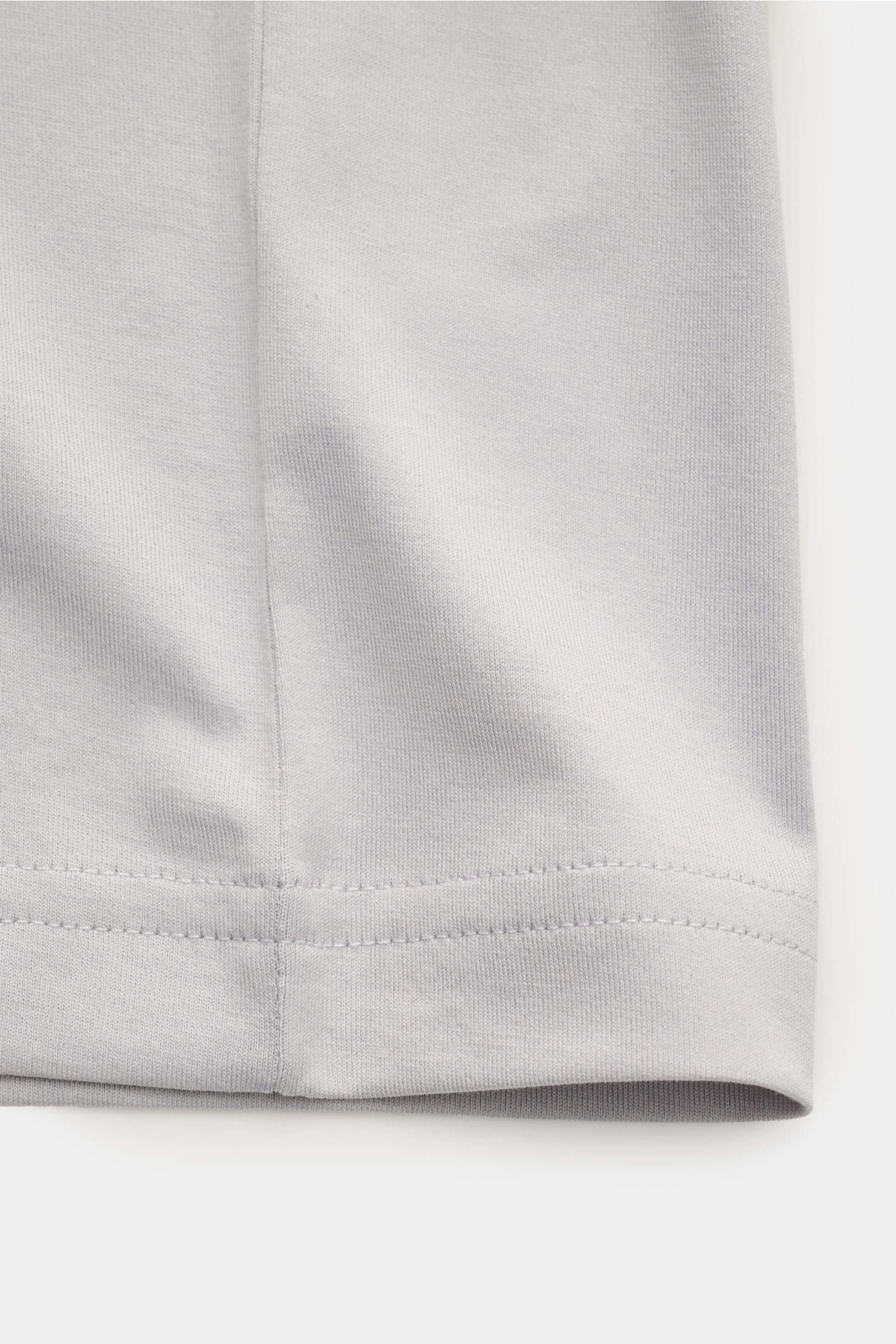 Close-up front view of the hem and seam of the Stefan Brandt V-Neck T-Shirt 'Artur' hellgrau in soft, fine jersey Pima cotton fabric.

Das T-Shirt 'Artur' von STEFAN BRANDT wird aus softer Pima-Baumwolle mit höchstem handwerklichen Anspruch in optimale