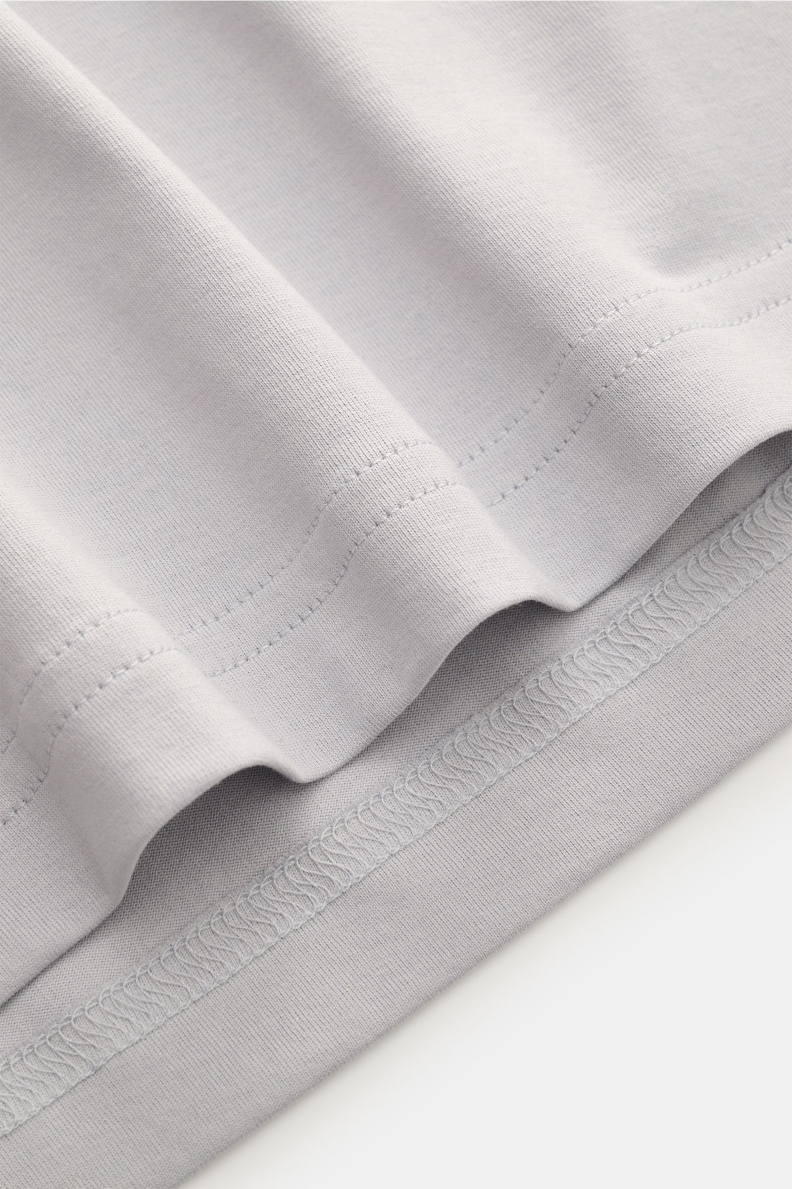 Close-up front view of Stefan Brandt V-Neck T-Shirt 'Artur' hellgrau showing fine stitching and soft light gray Pima cotton fabric.

Description: Das T-Shirt 'Artur' von STEFAN BRANDT wird aus softer Pima-Baumwolle mit höchstem handwerklichen Anspruch 