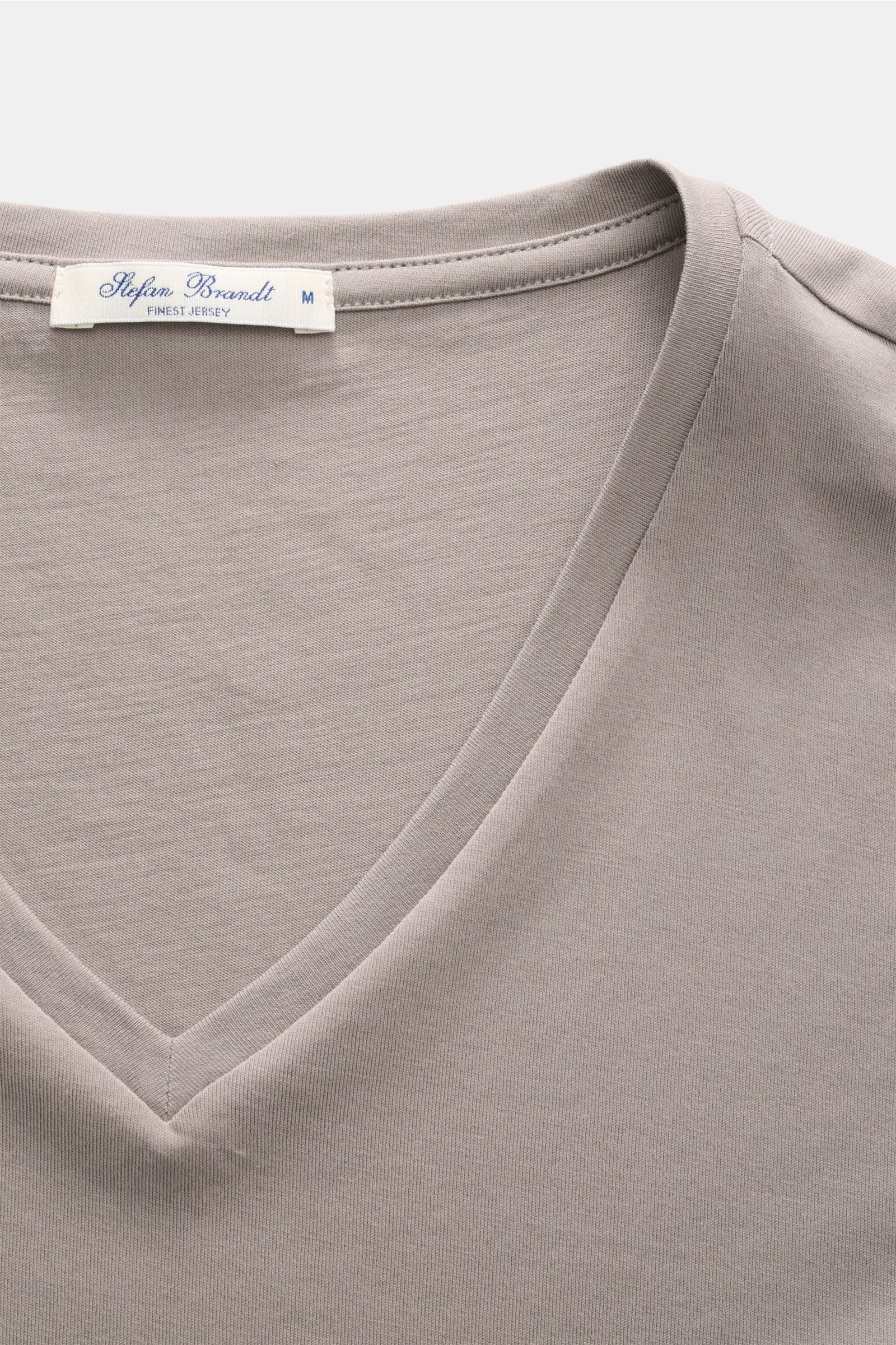 Nahaufnahme des Stefan Brandt V-Neck T-Shirt 'Artur' taupe, fotografiert von oben, aus biologischer Pima-Baumwolle, Slim Fit, feine Jersey-Qualität, sehr weich, V-Ausschnitt.