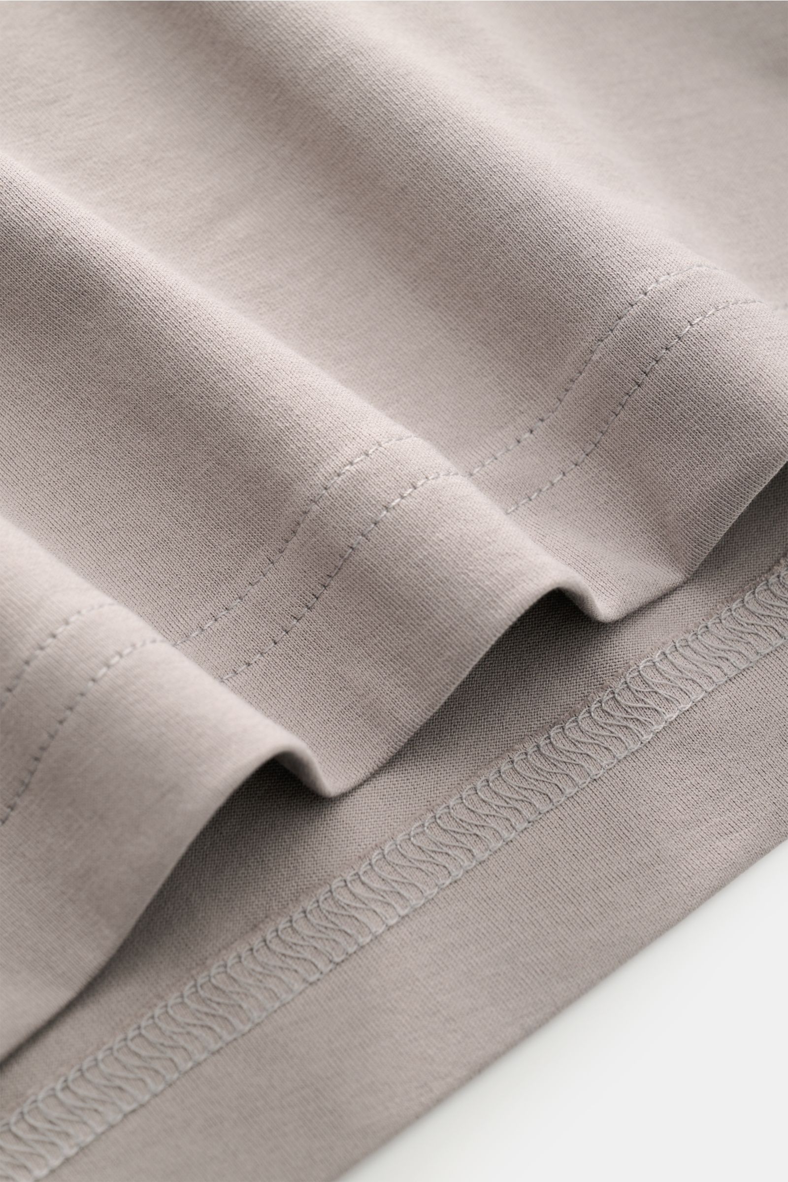 Nahaufnahme des taupefarbenen Stefan Brandt V-Neck T-Shirts 'Artur' zeigt feine Jersey-Qualität und weiche Pima-Baumwolle.