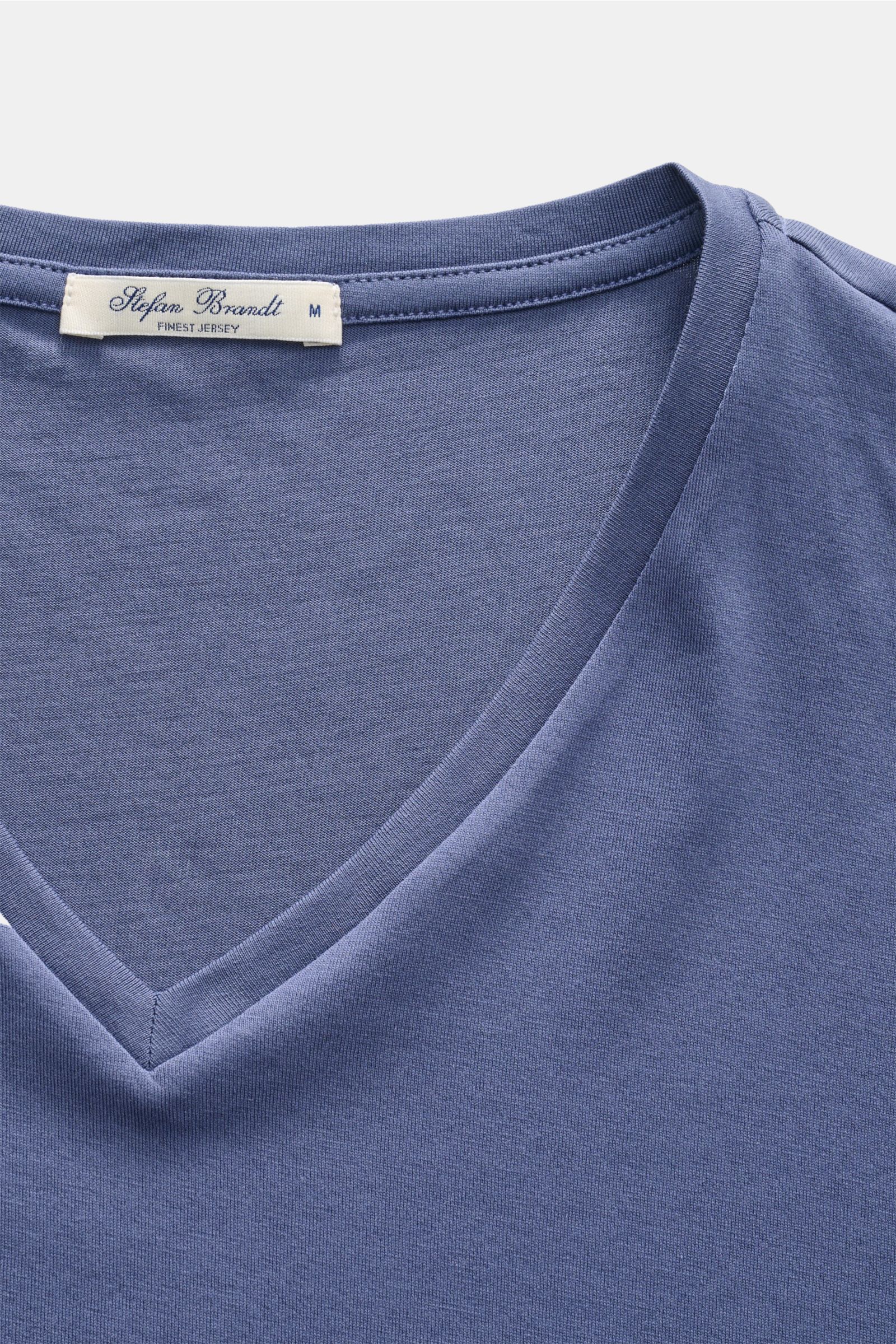 Nahaufnahme eines Stefan Brandt V-Neck T-Shirts 'Artur' rauchblau mit V-Ausschnitt, Slim Fit und feiner Jersey-Qualität aus biologischer Pima-Baumwolle.