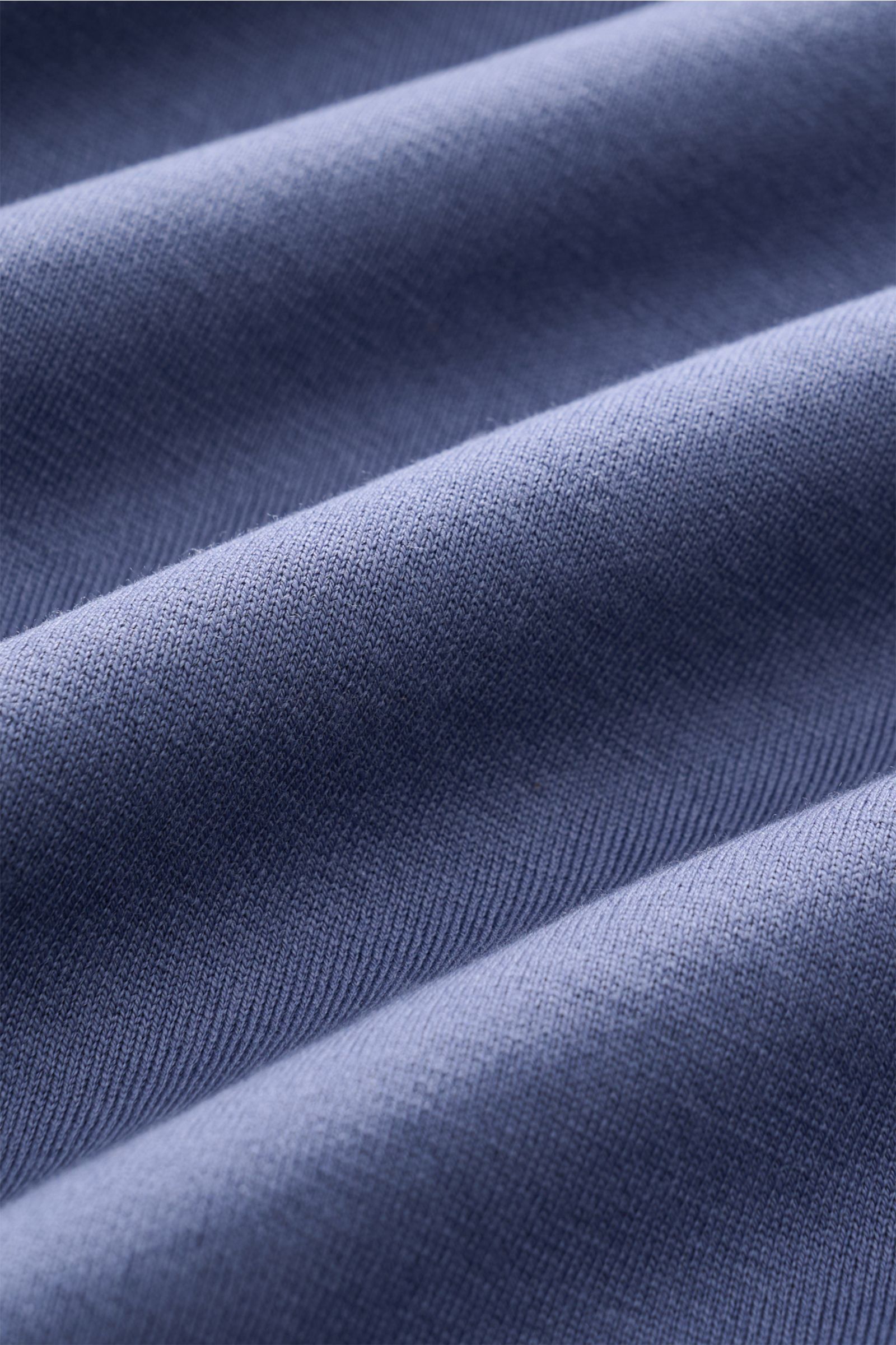 Nahaufnahme des Stoffes im Detail, Stefan Brandt V-Neck T-Shirt 'Artur' rauchblau aus weicher Pima-Baumwolle mit feiner Jersey-Qualität.