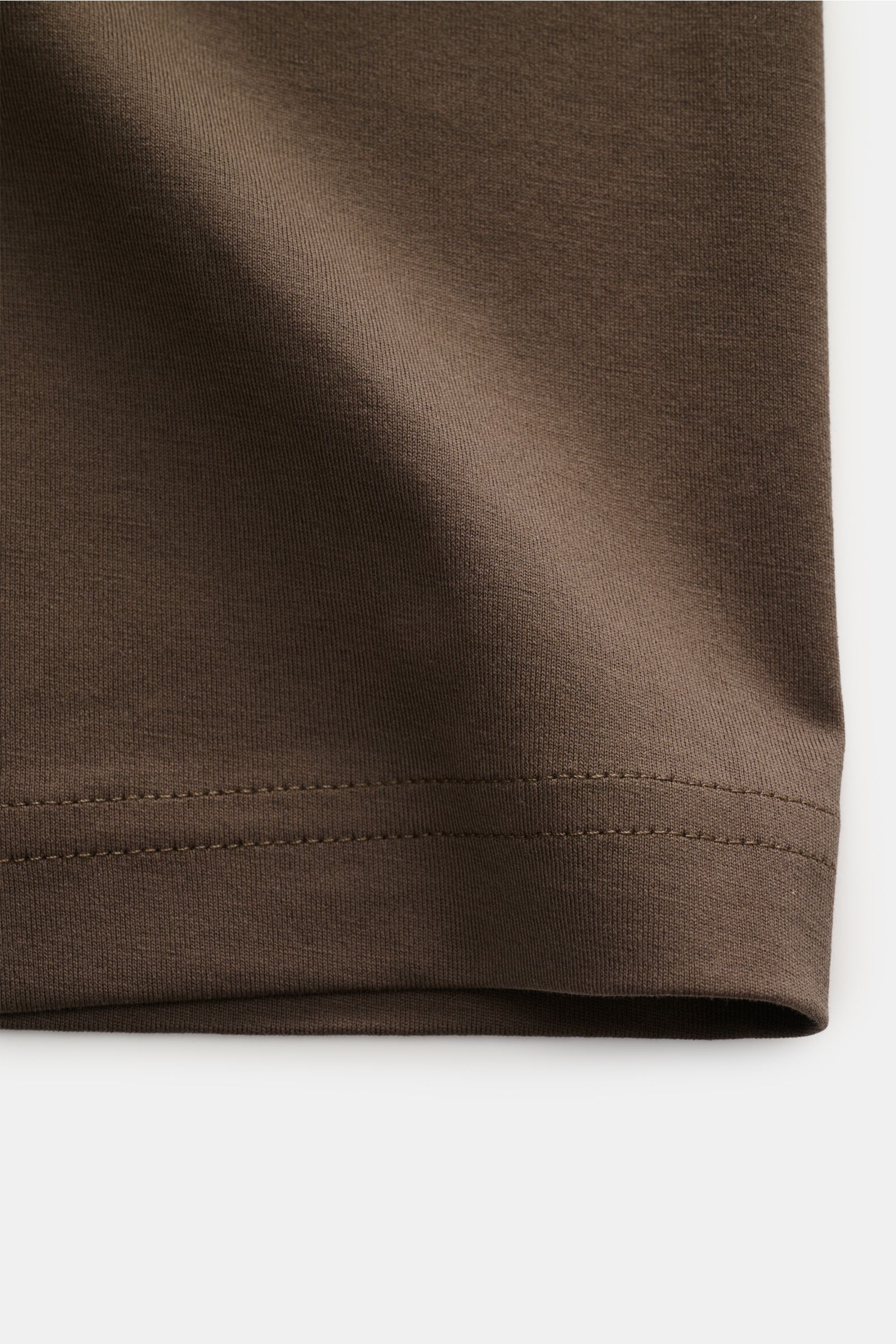 Nahaufnahme des Saumdetails vom Stefan Brandt V-Neck T-Shirt 'Artur' graubraun aus weicher Pima-Baumwolle, Slim Fit, feine Jersey-Qualität.