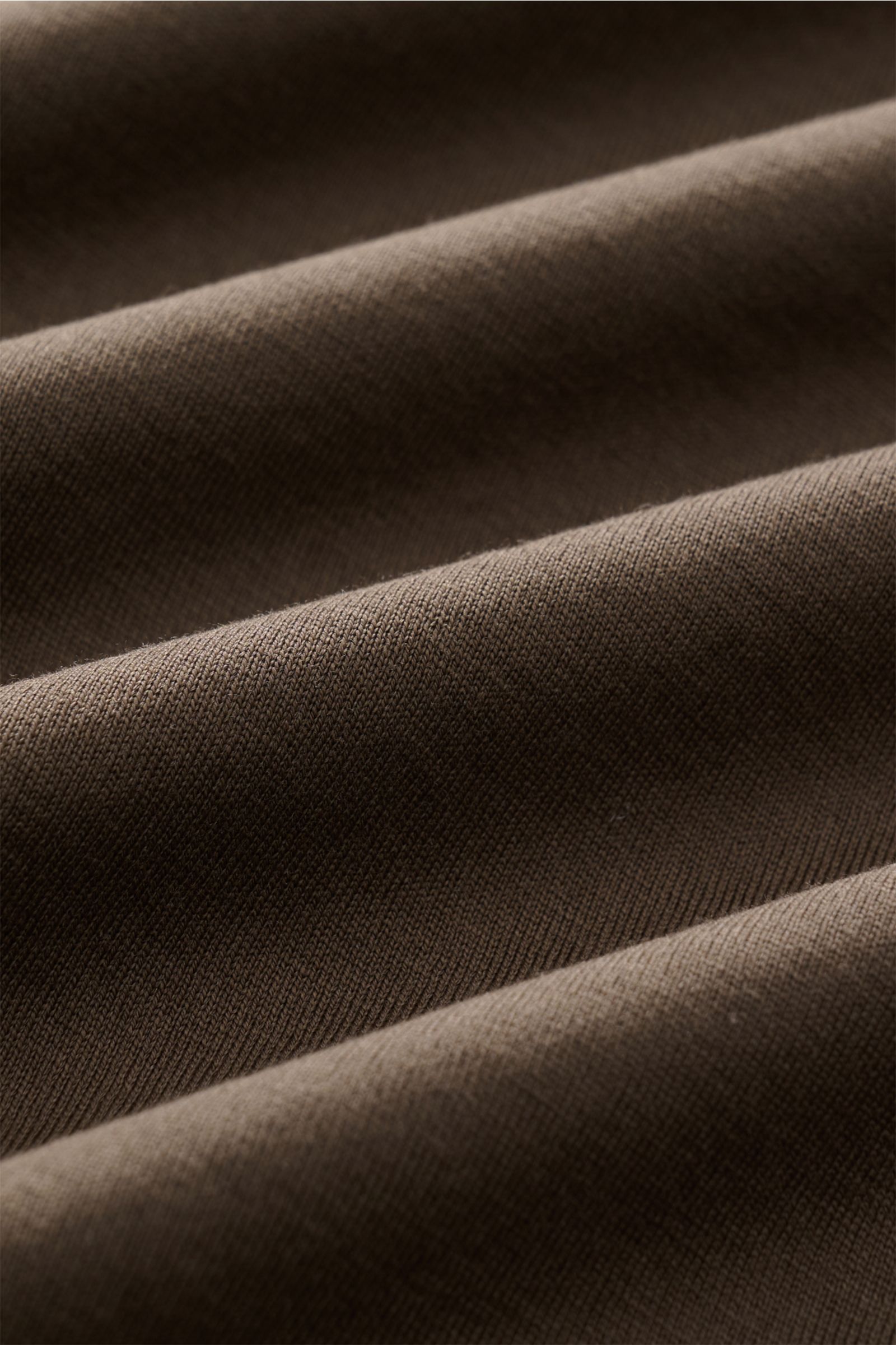 Nahaufnahme der feinen Jersey-Qualität des Stefan Brandt V-Neck T-Shirt 'Artur' graubraun aus weicher Pima-Baumwolle, Detailansicht.