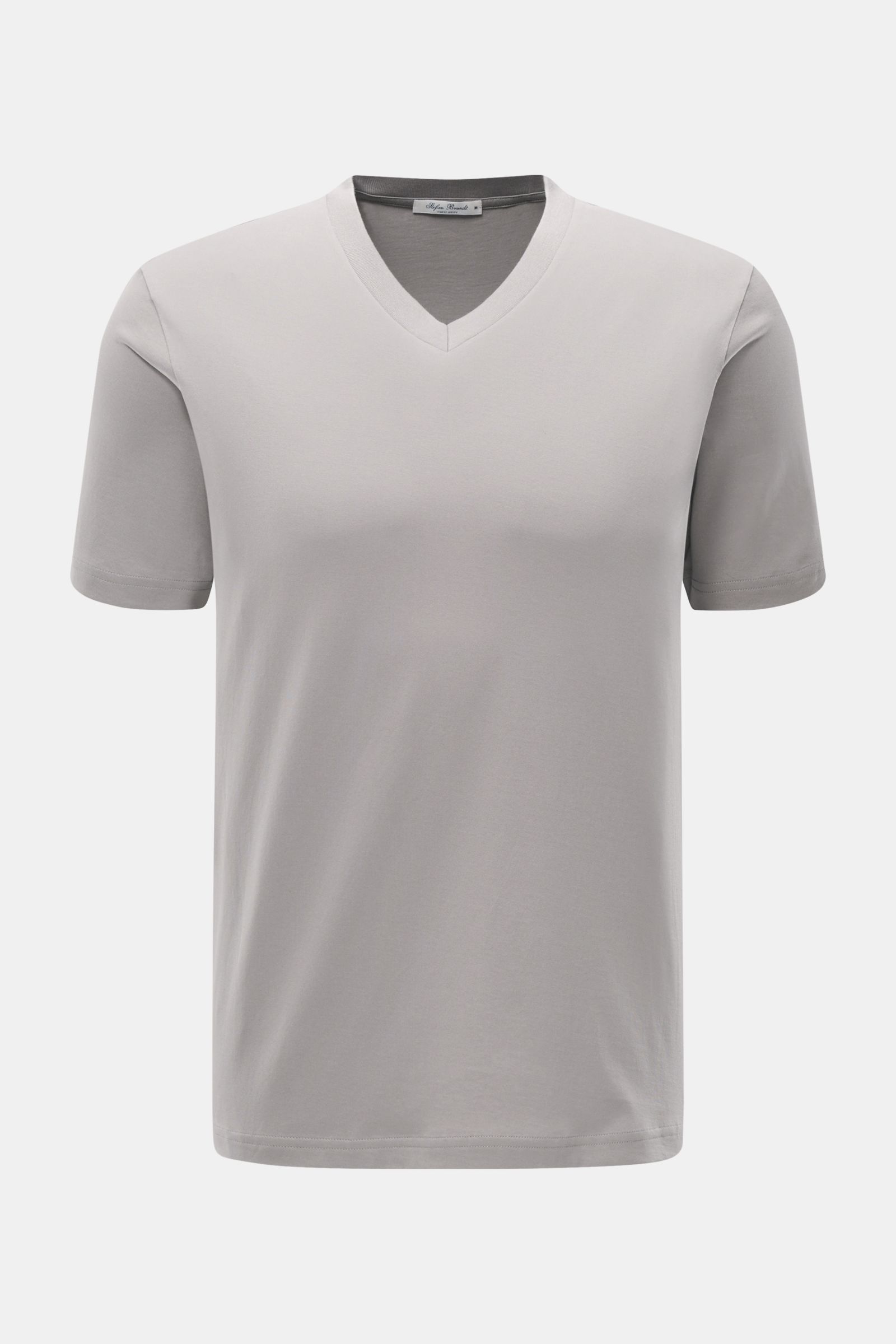 Front view of the Stefan Brandt V-Neck T-Shirt 'Adam' taupe, made of soft Urpima Sea Island cotton, slim fit with V-neck.

Description: Luxuriöses Essential: Das V-Neck T-Shirt von STEFAN BRANDT aus edler 'Urpima Sea Island' Baumwolle besticht durch au